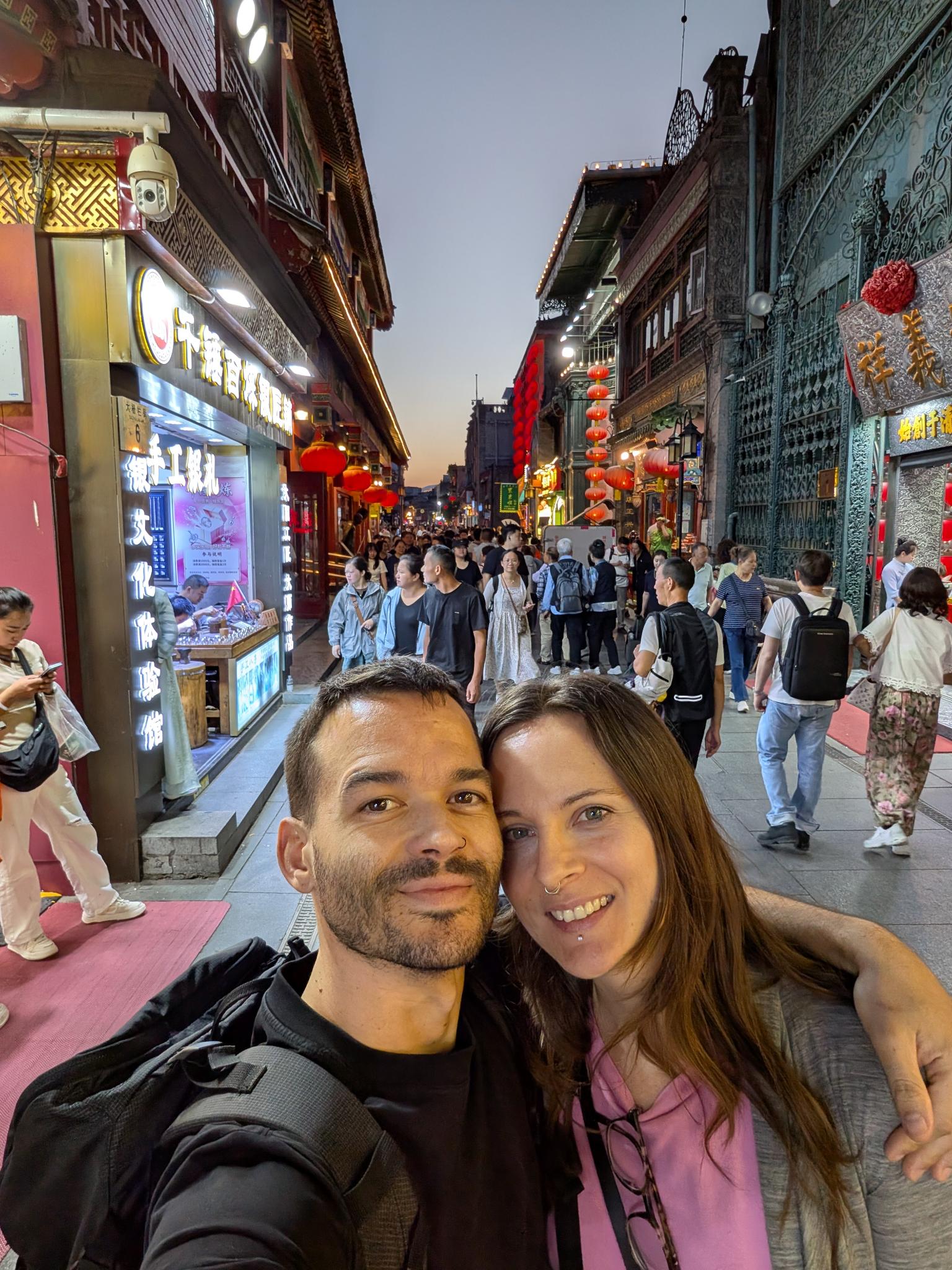 Selfie au coin d'une ruelle de Qianmen, lampions rouges