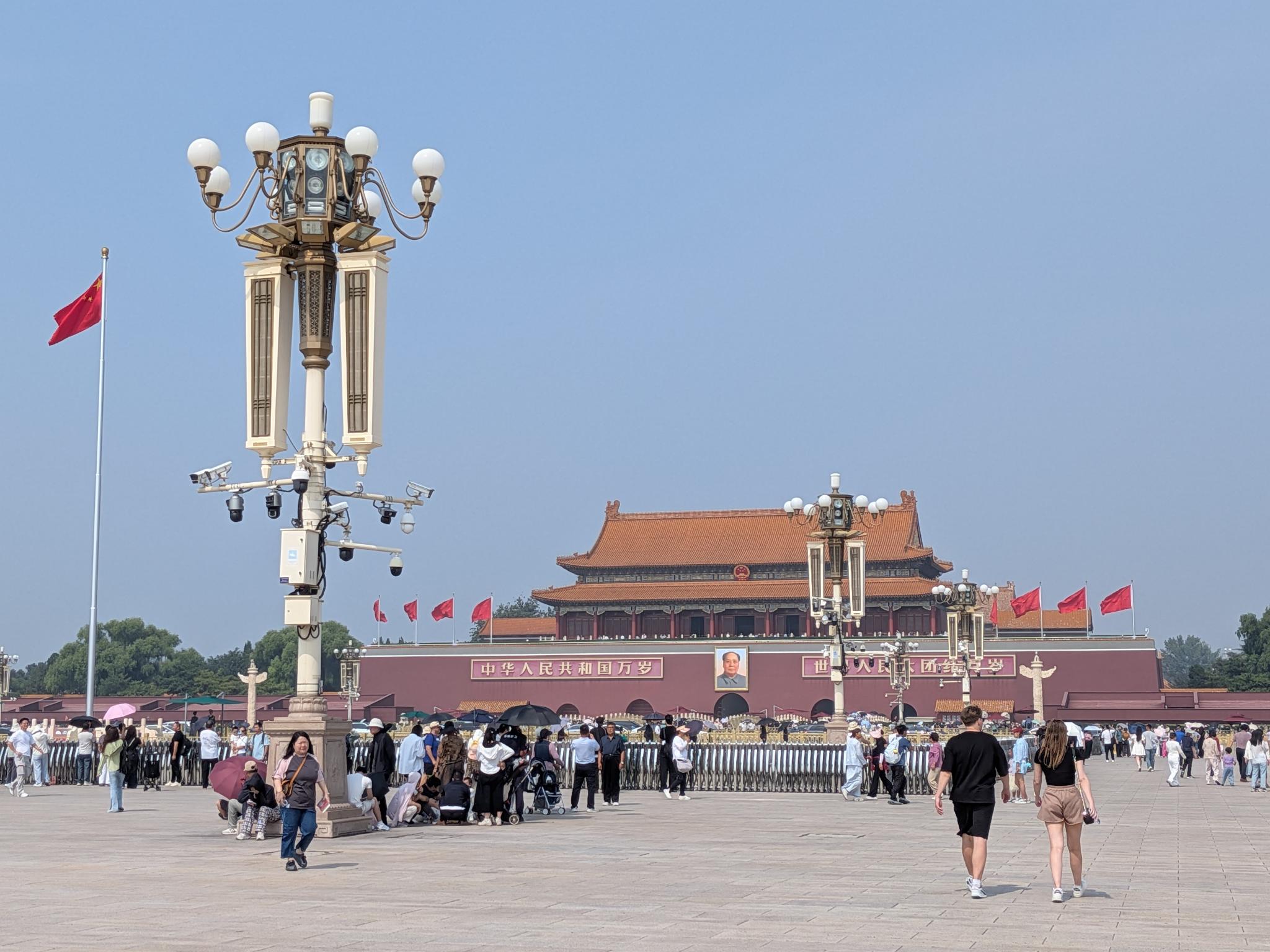 La place Tiananmen et ses lampadaires monumentaux