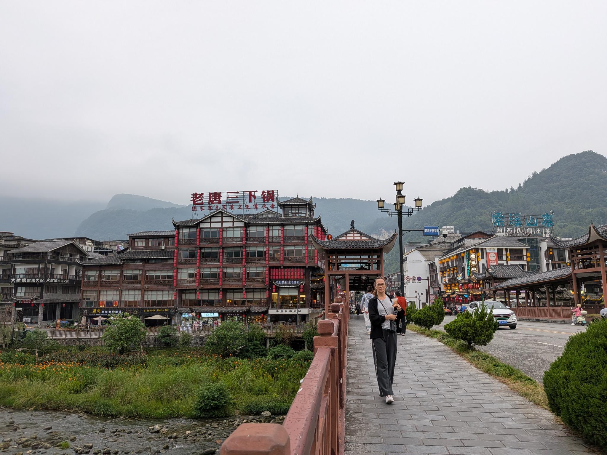 Le pont sur le ruisseau, le restaurant au toit de lanternes rouge