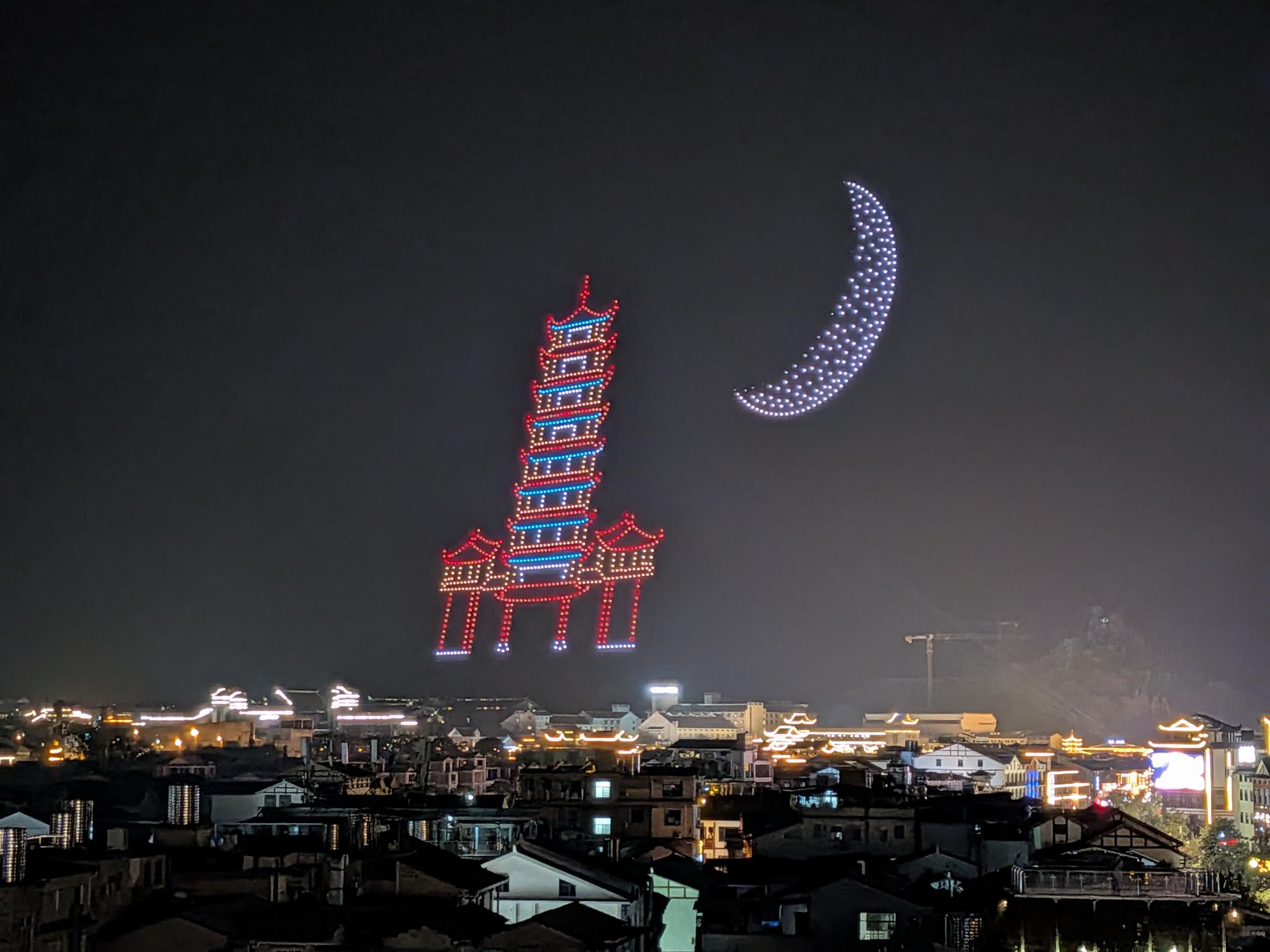 Le show de drones : une pagode et un croissant de lune au-dessus de la ville