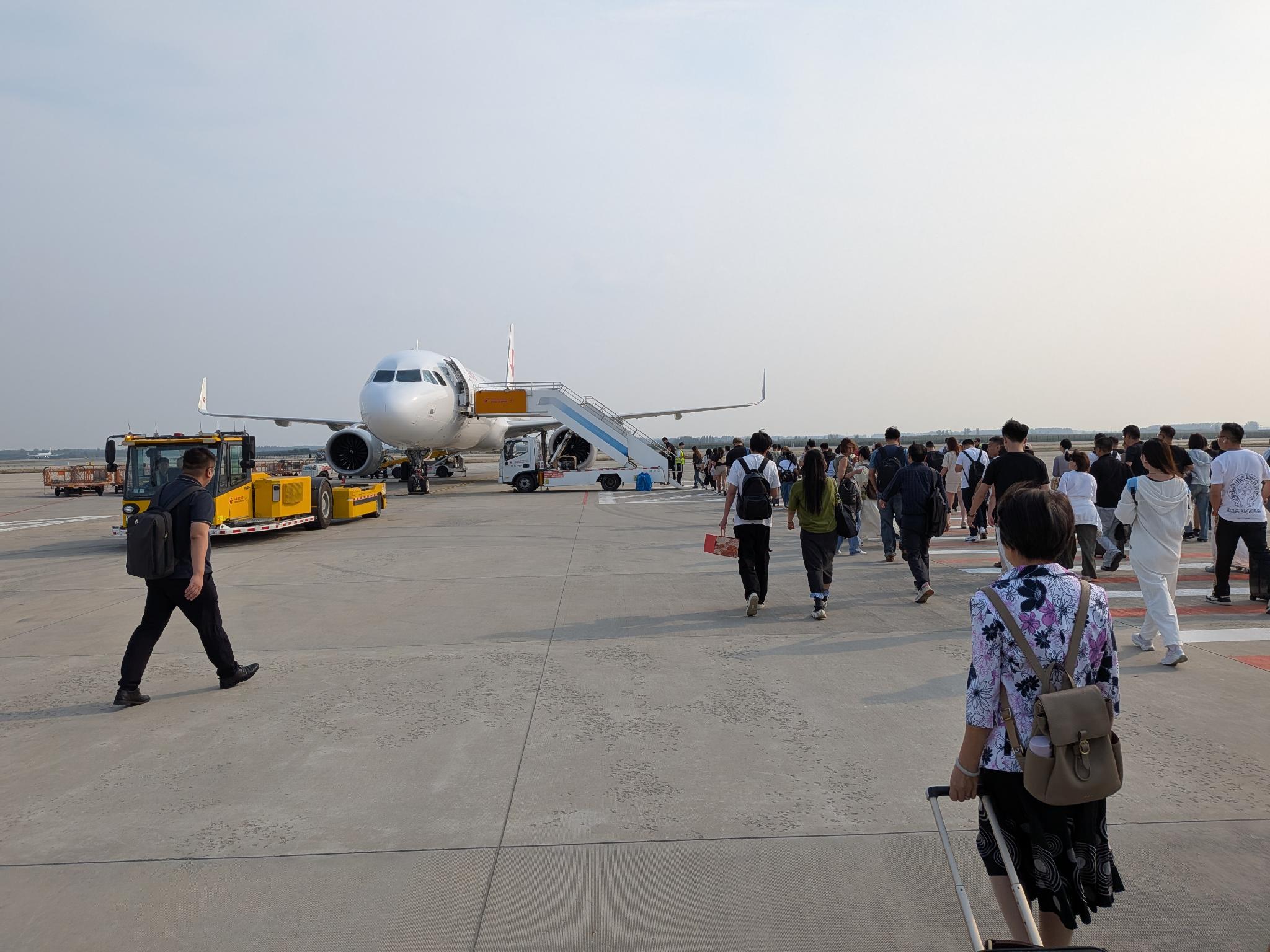 L'avion sur le tarmac, au fond