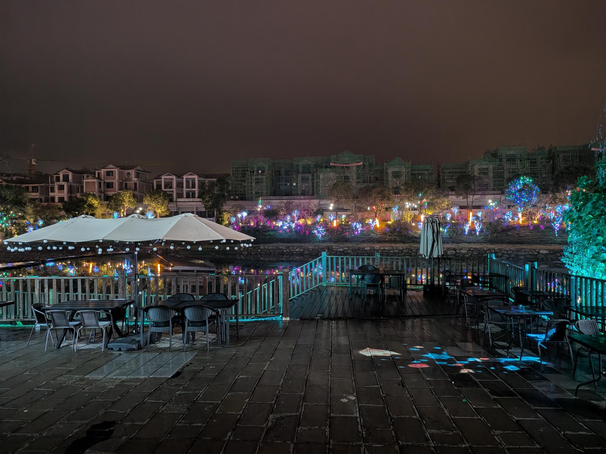 La terrasse de l'hôtel, au bord du jardin illuminé