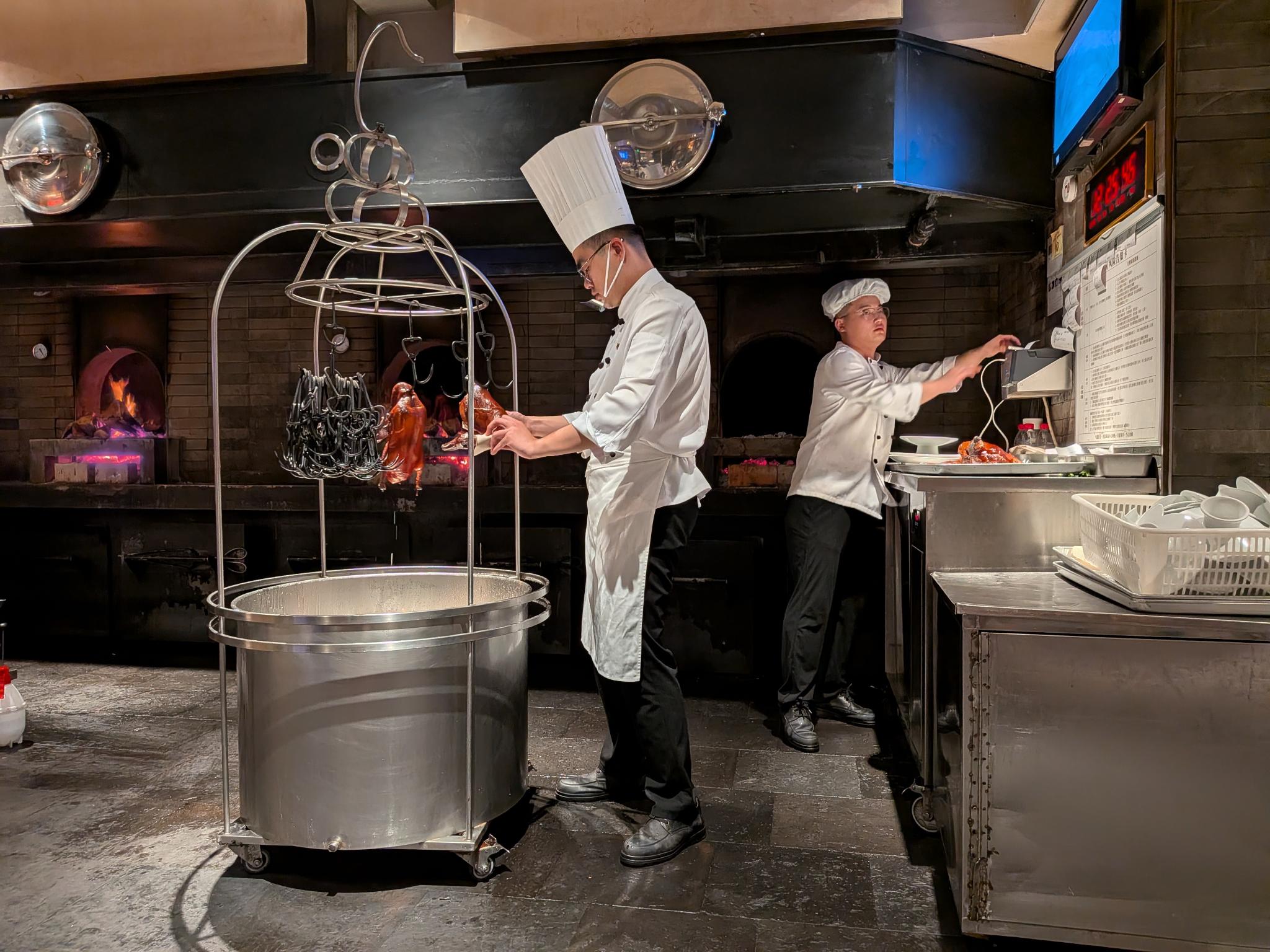 Le canard rôti dans la cage, à la cuisson