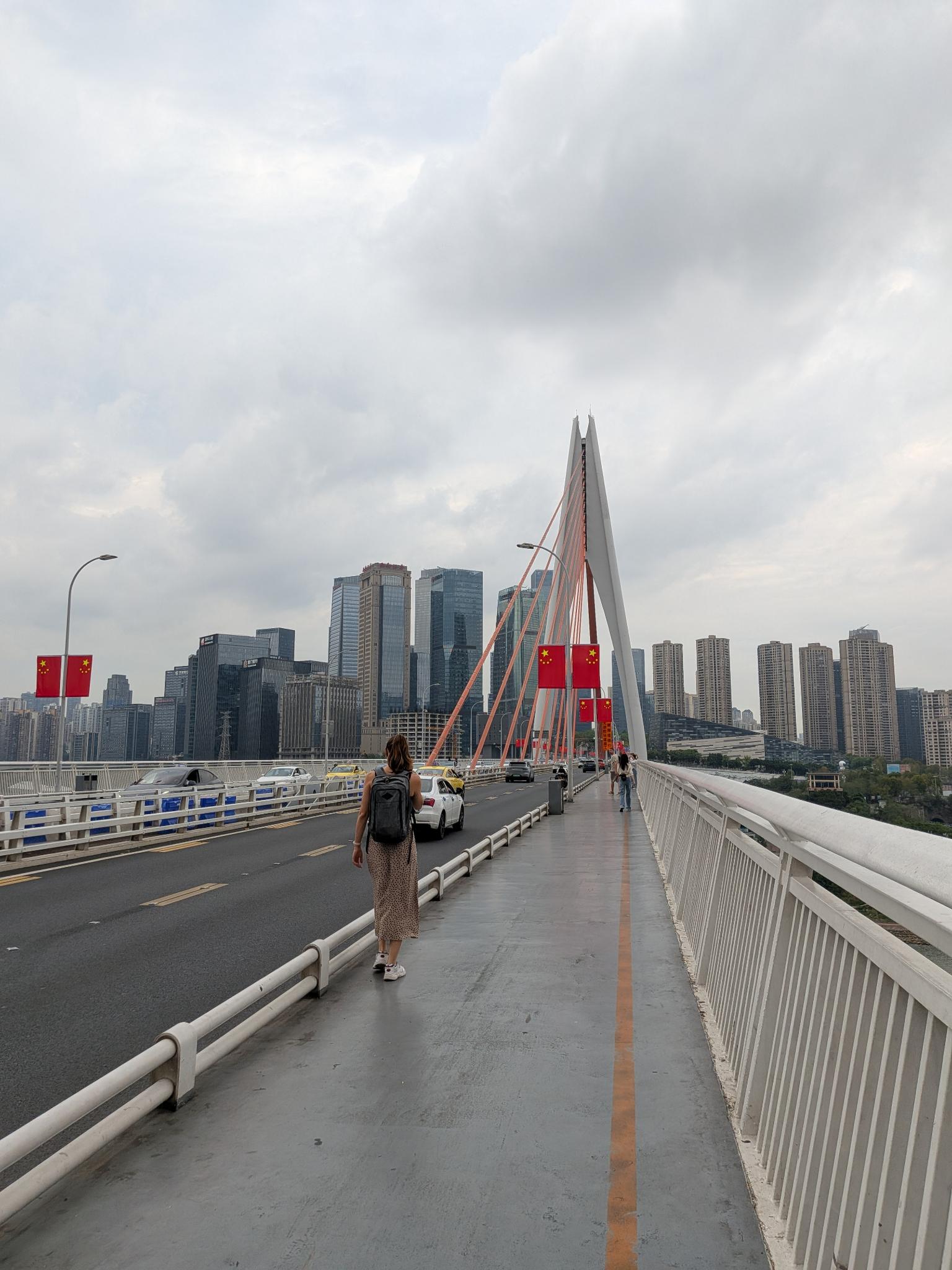 Le chemin piéton du pont, ligne jaune