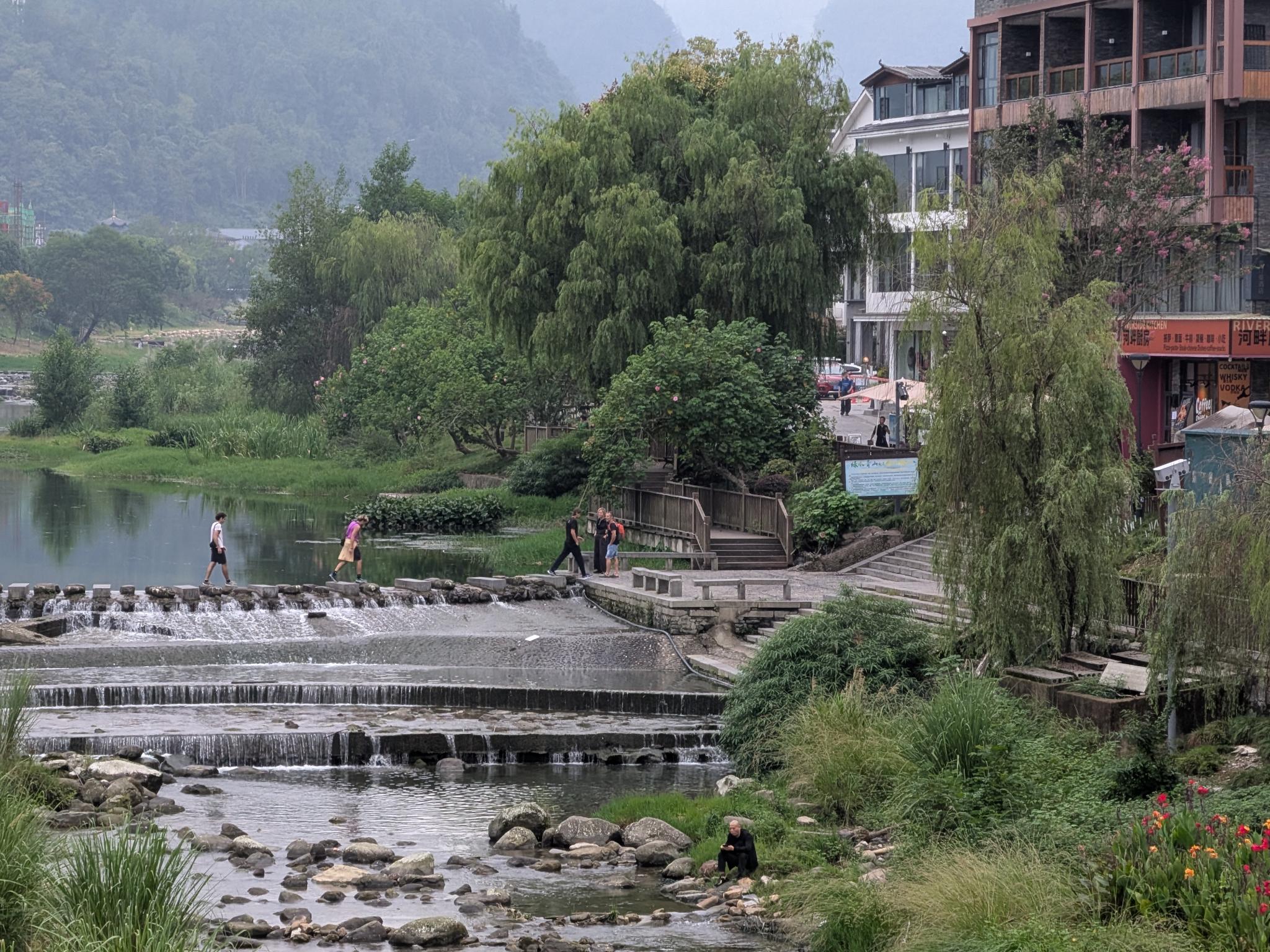Le fleuve et ses petites cascades, les montagnes dans le brouillard