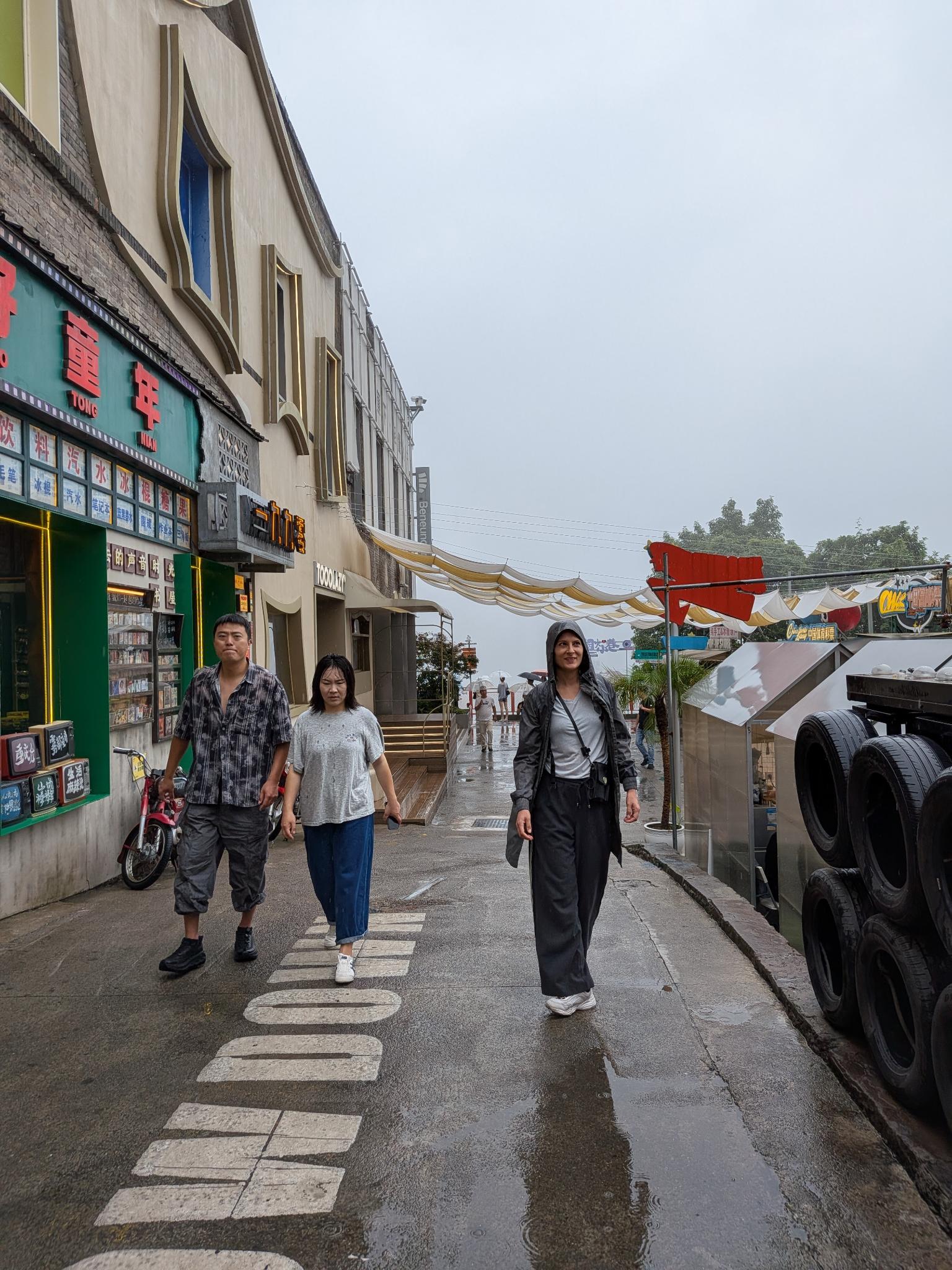 La rue rétro et ses enseignes de confiserie