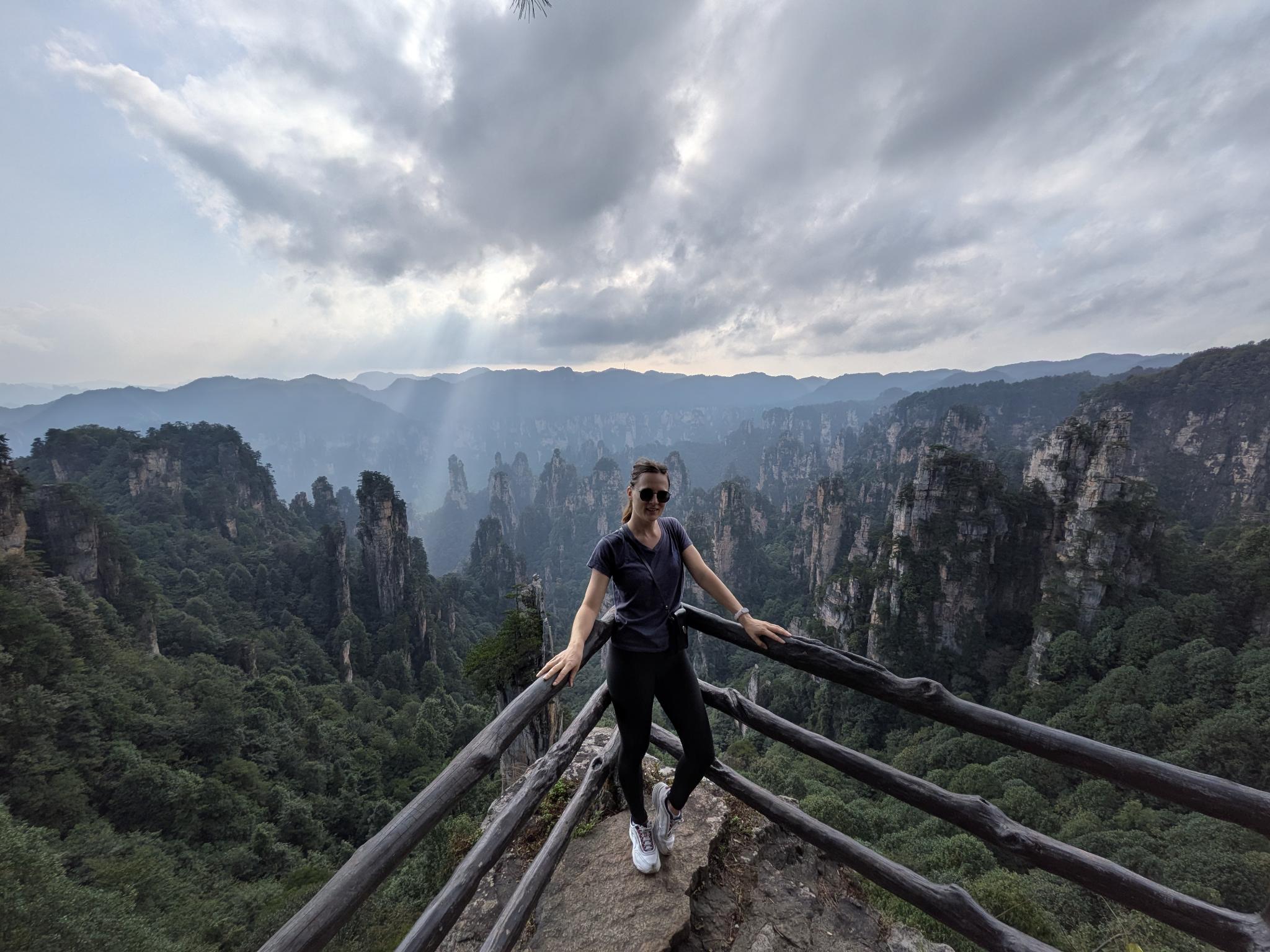 Marion sur le roc, le rayon de soleil entre les nuages