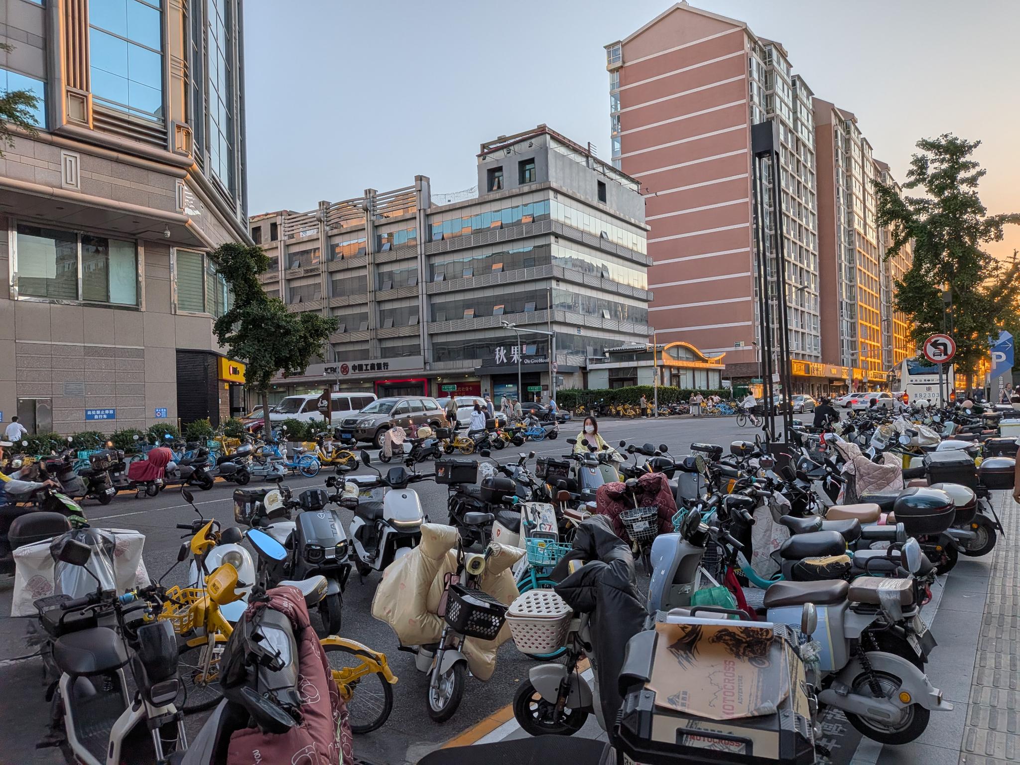 Le coin de rue devant l'hôtel