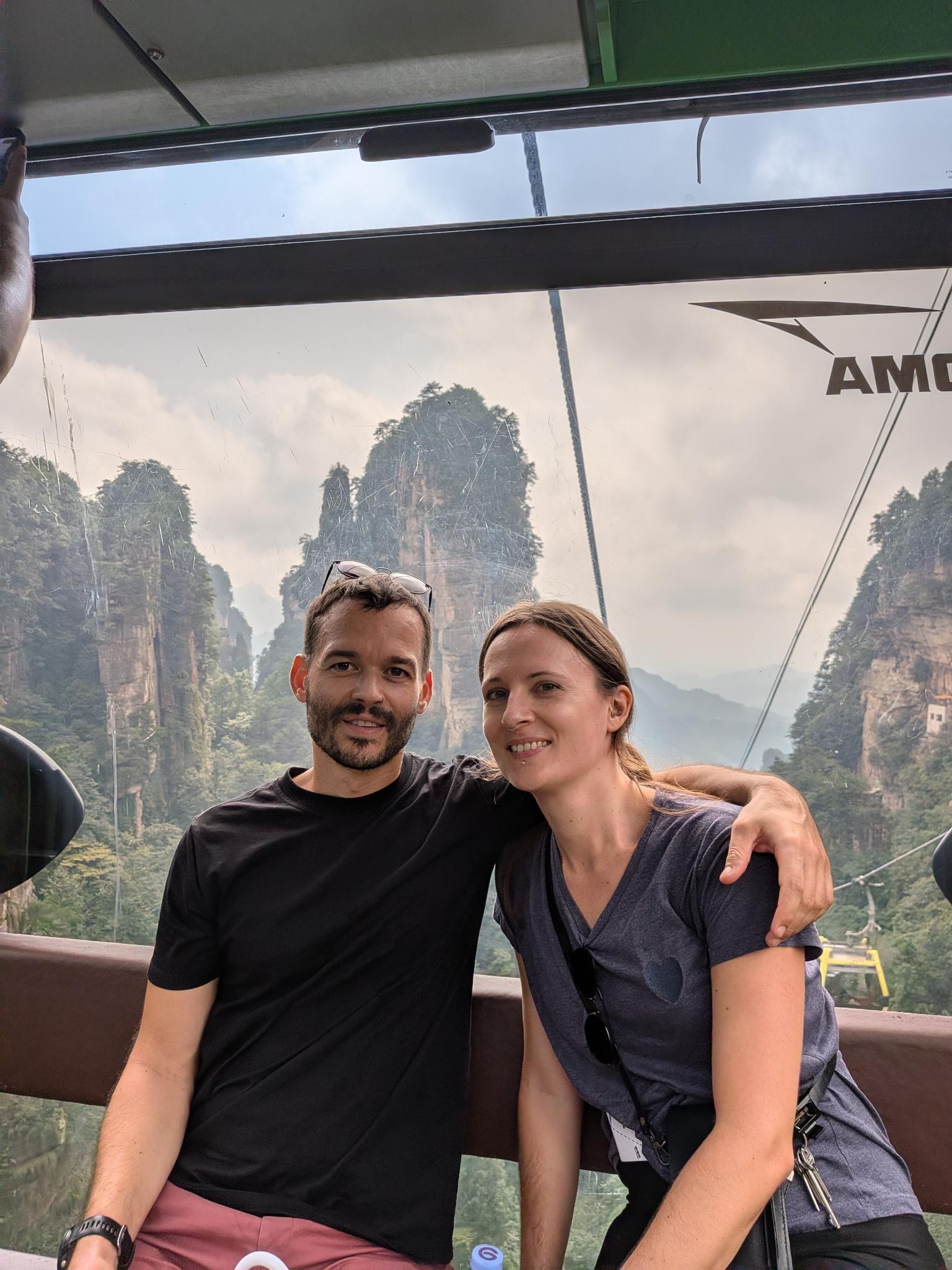On a posé un moment dans la cabine, les piliers en fond