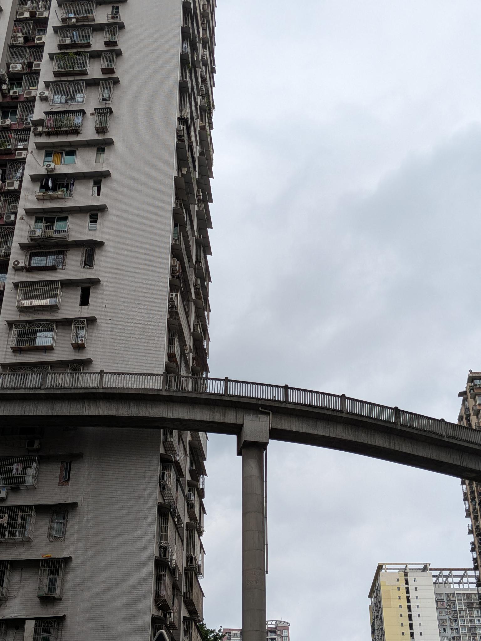 Le ponton piéton au-dessus de la rue
