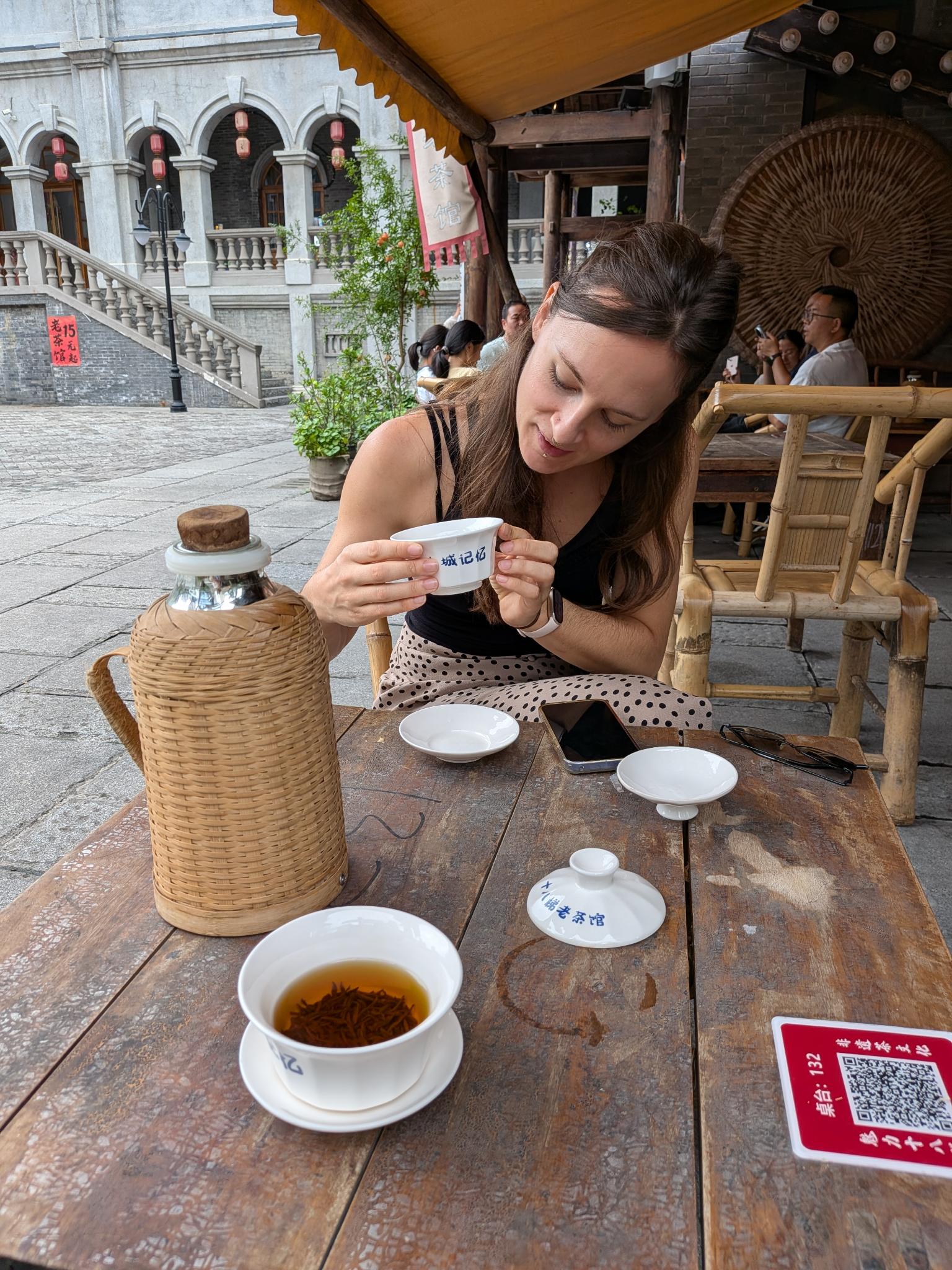 La tasse de thé, sur la table de la maison de thé