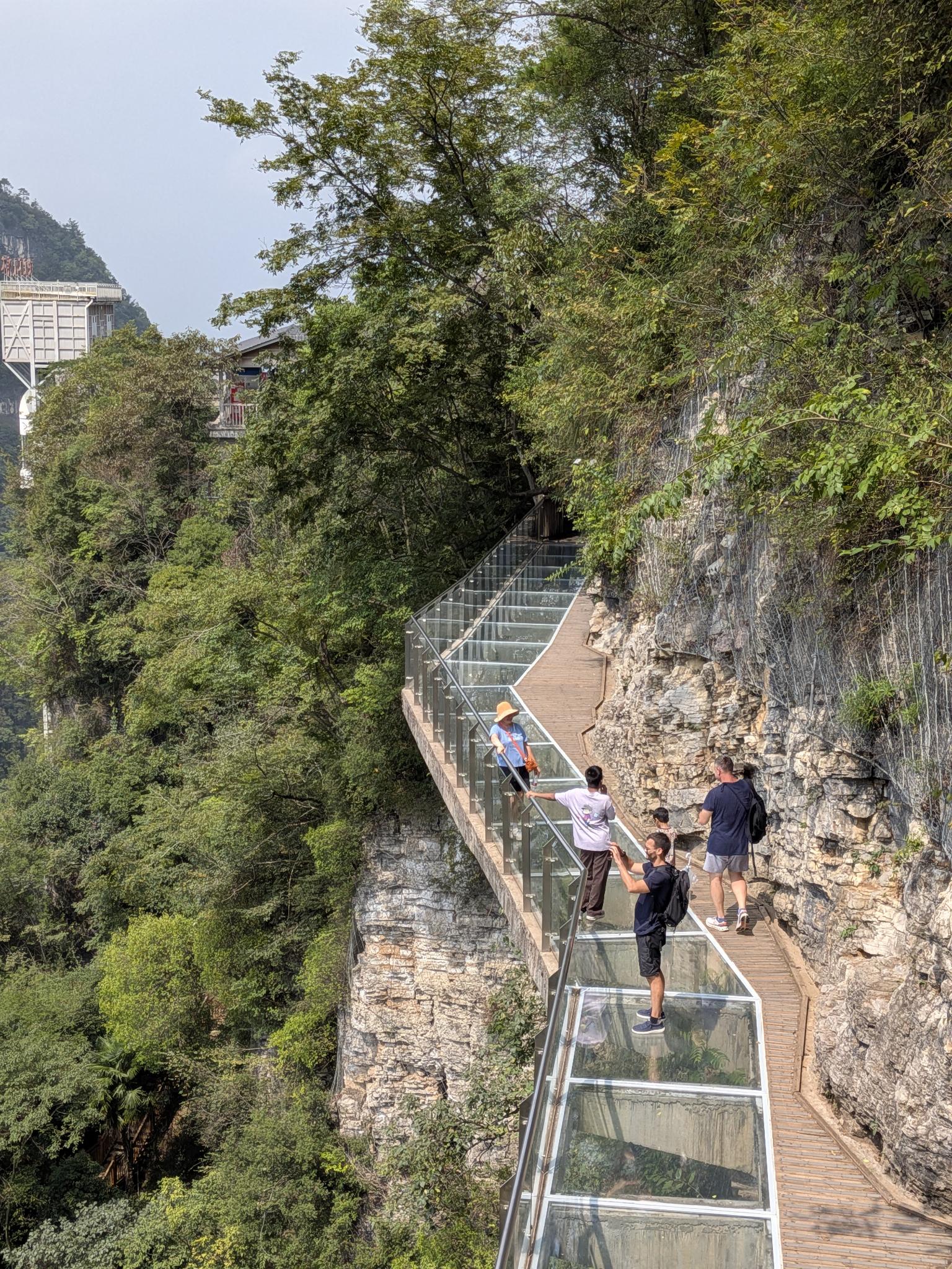 Le sentier vitré au bord de la falaise, ses panneaux de verre et sa rambarde