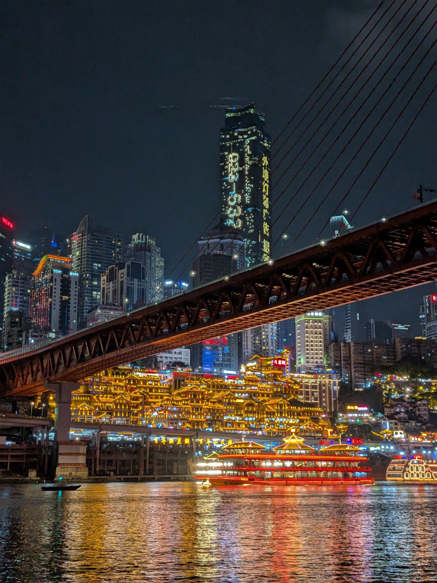 Hongyadong sous le pont, le bateau de croisière au pied