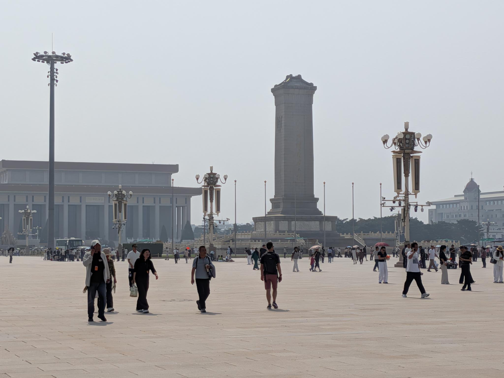 La place vue de haut, avec le monument de la fondation de la République