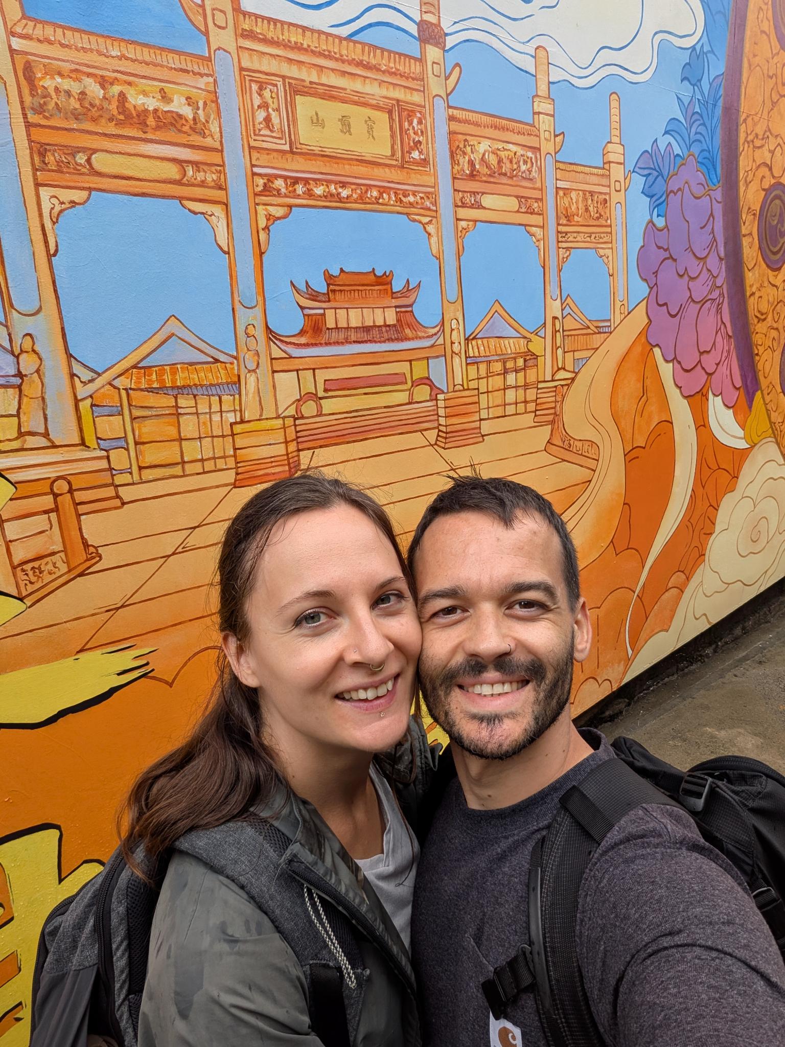 Un selfie devant l'un des muraux du quartier