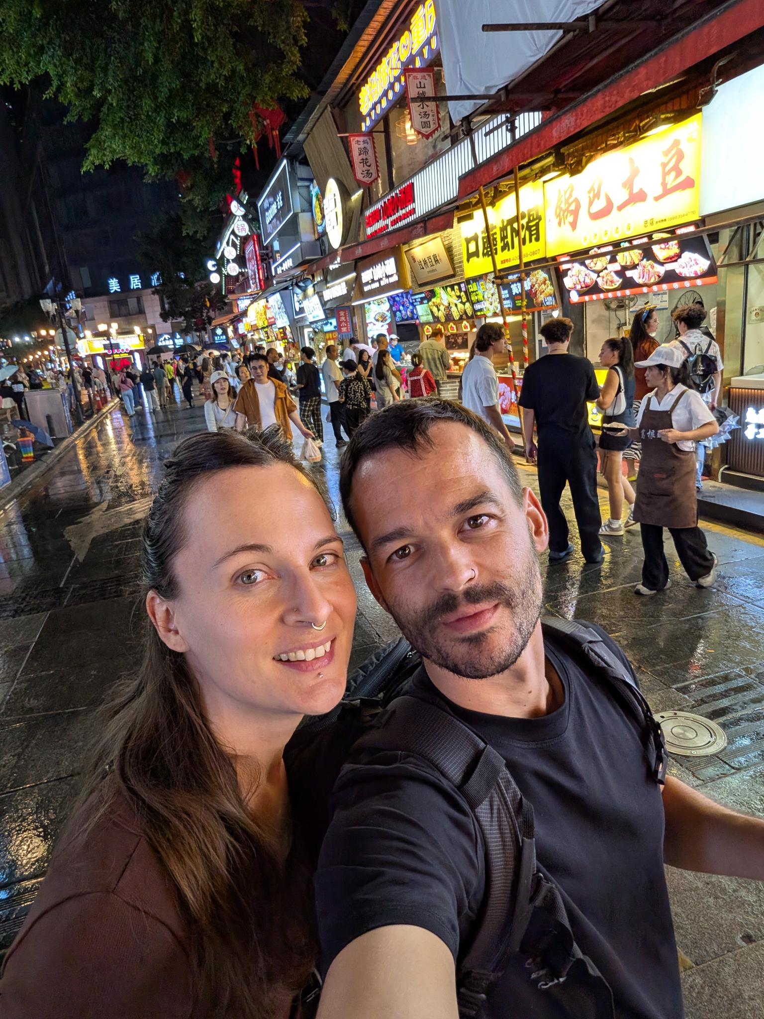 On a profité de la soirée pour une photo, dans la rue mouillée