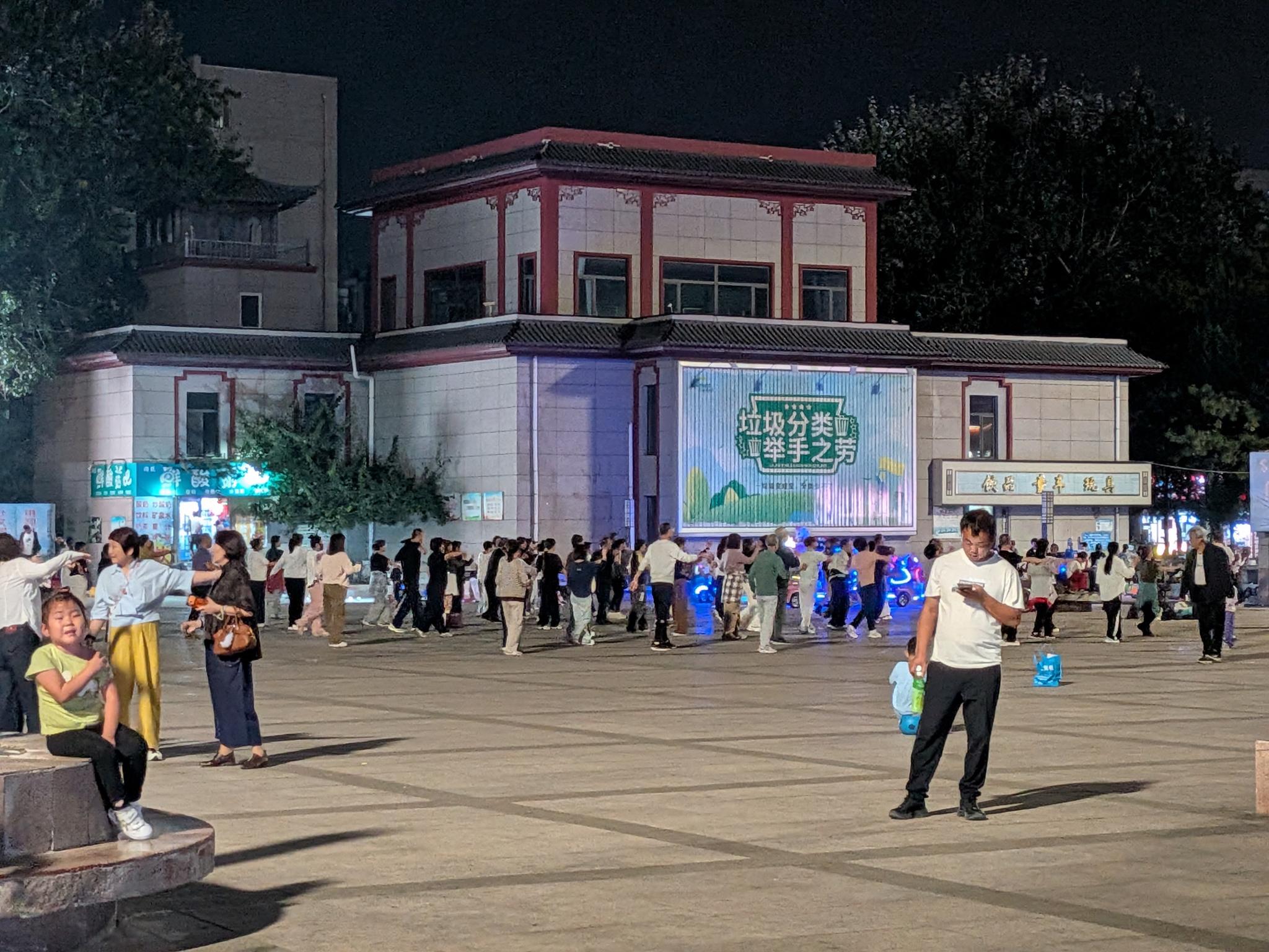 Square dancing sur une place de la ville