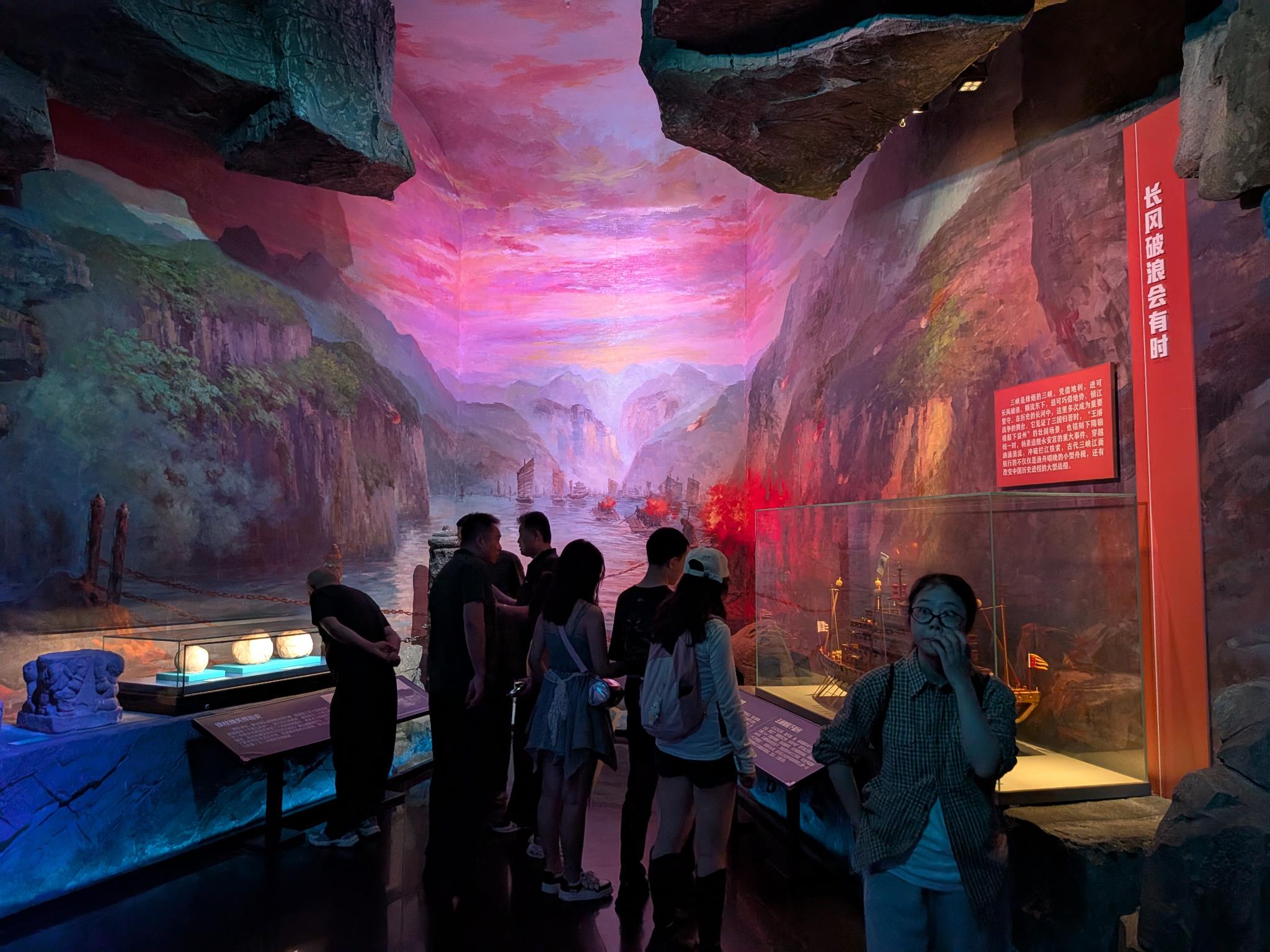La grande fresque des gorges et ses vitrines de reliques