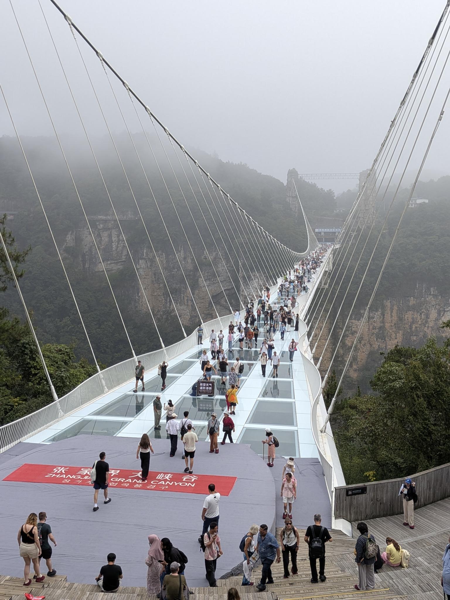 L'entrée du pont de verre, le tapis rouge du Grand Canyon et la passerelle dans la brume