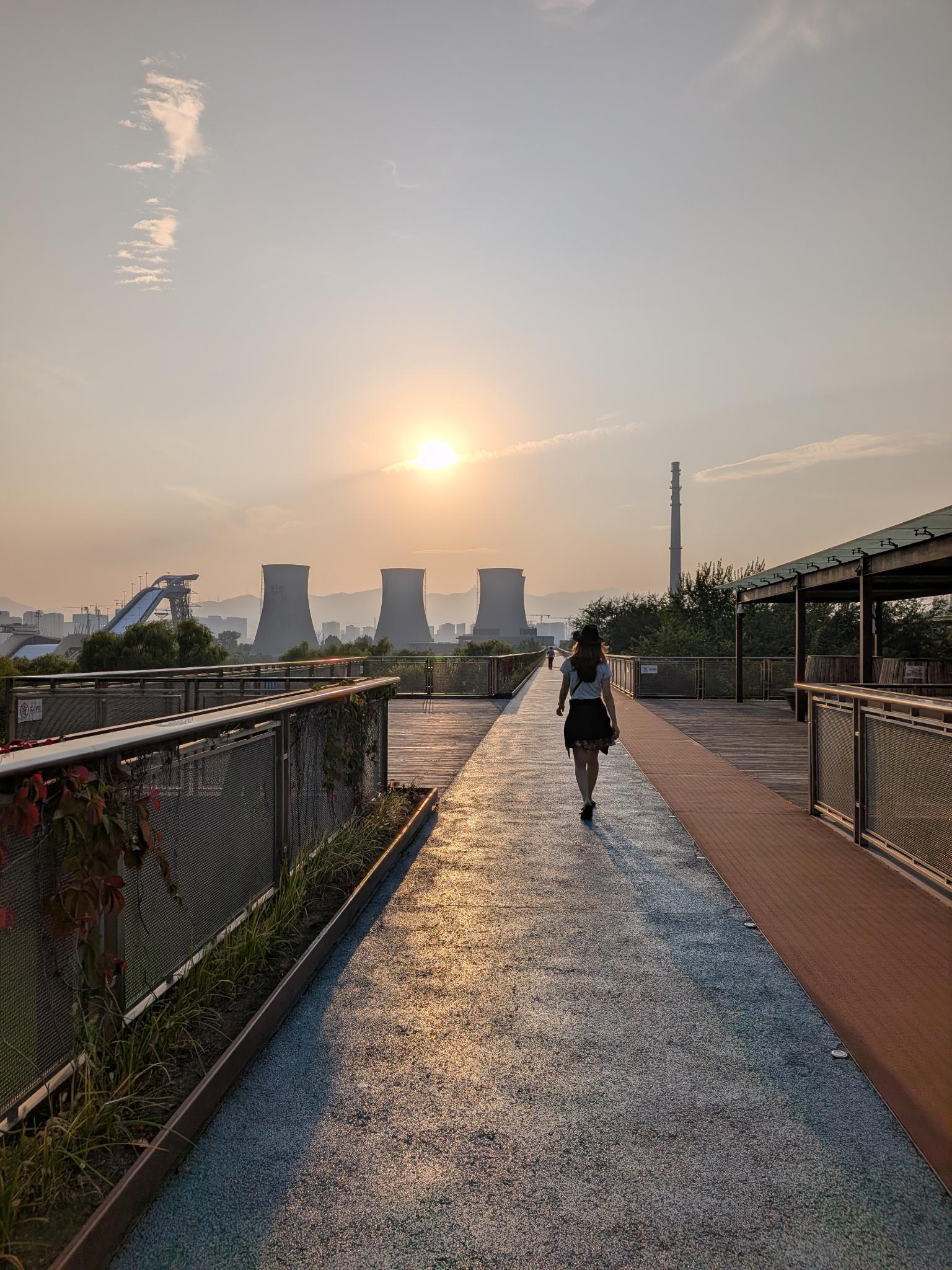 La passerelle, avec les tours de refroidissement au coucher du soleil