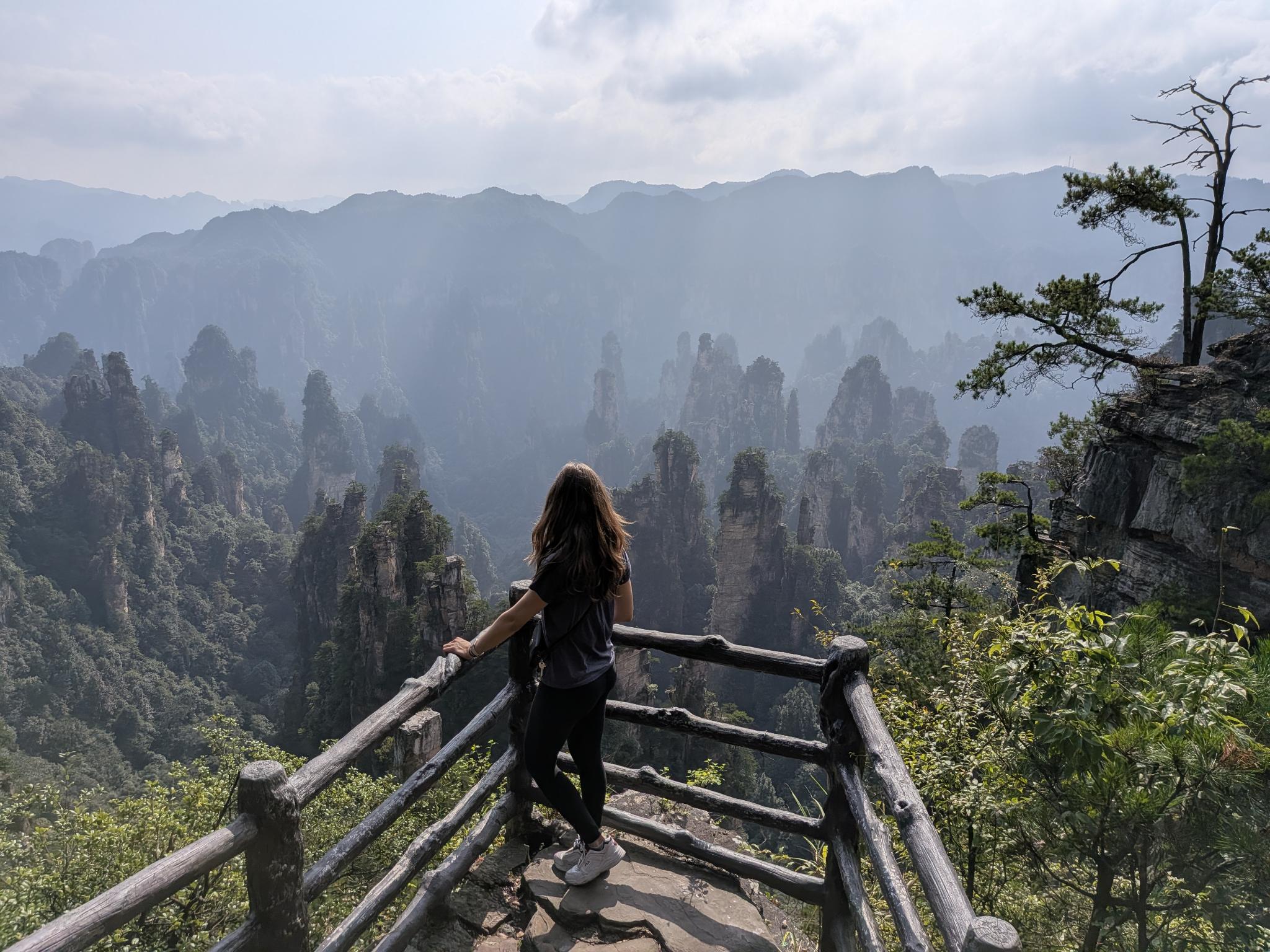 Marion devant la forêt de piliers, sur l'arête rocheuse