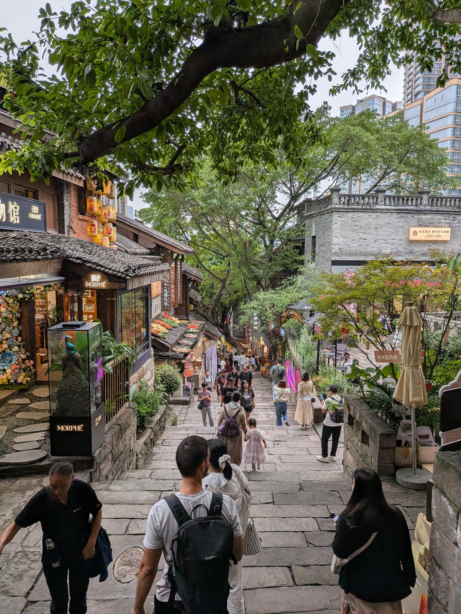 Allée pavée entre les boutiques de Shibati