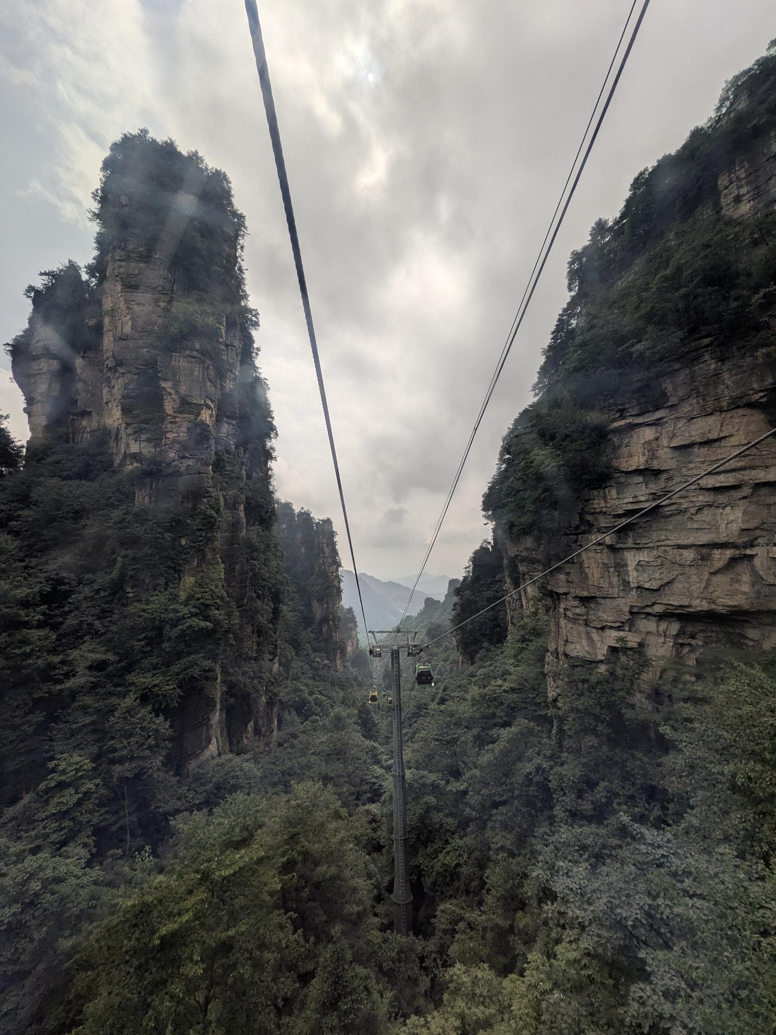 La vallée vue de la cabine, le prochain pylône au loin