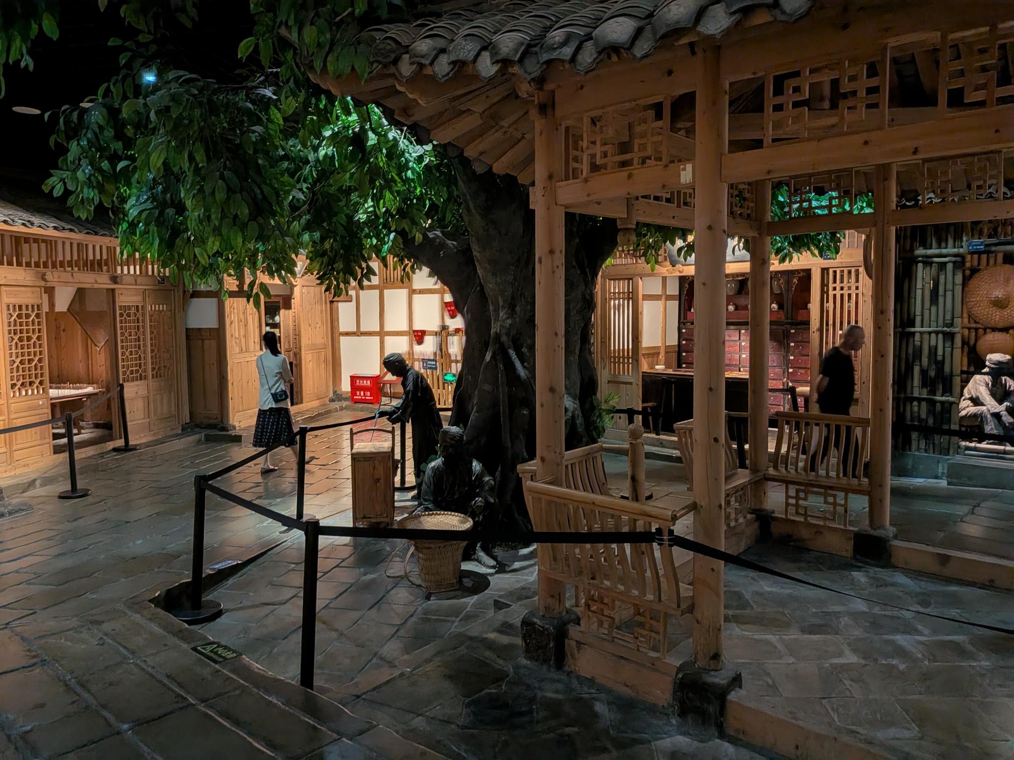 Le diorama de la vieille rue commerçante et ses figurines de cire