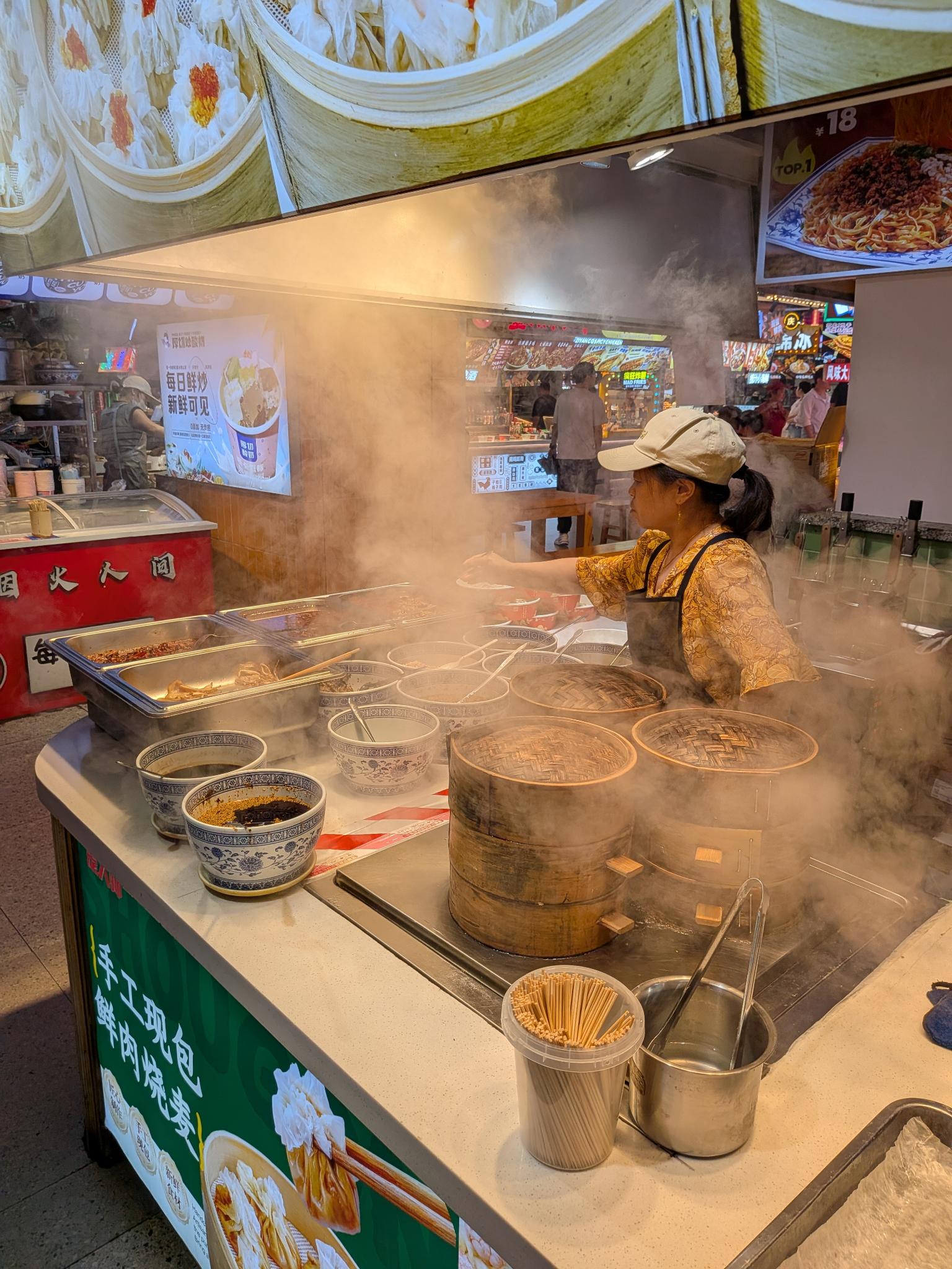 Les steamer de shumai faits main, qui sortent de la vapeur