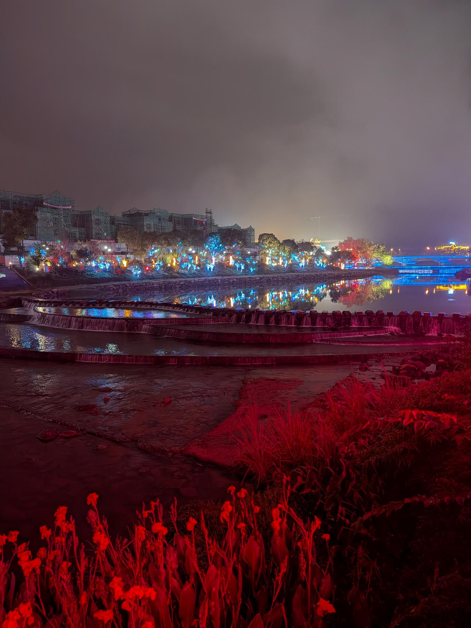 Les cascades du fleuve, baignées de lumières roses