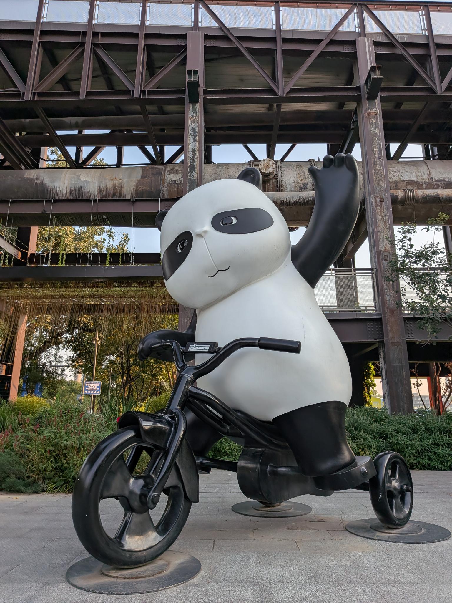 Le panda à vélo, mascotte du parc