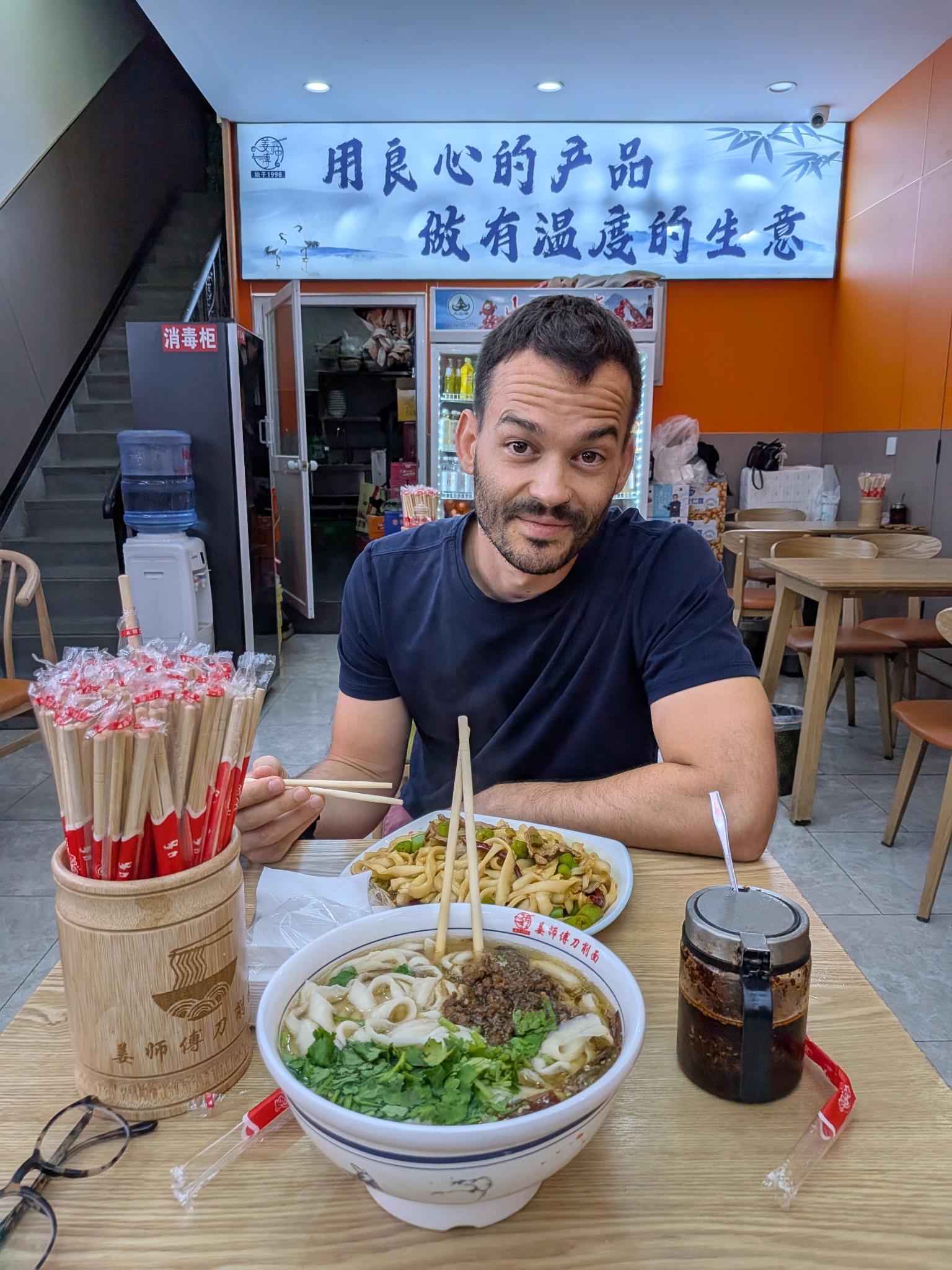 Le dîner chez Jiang Shifu : nouilles taillées au couteau et friture