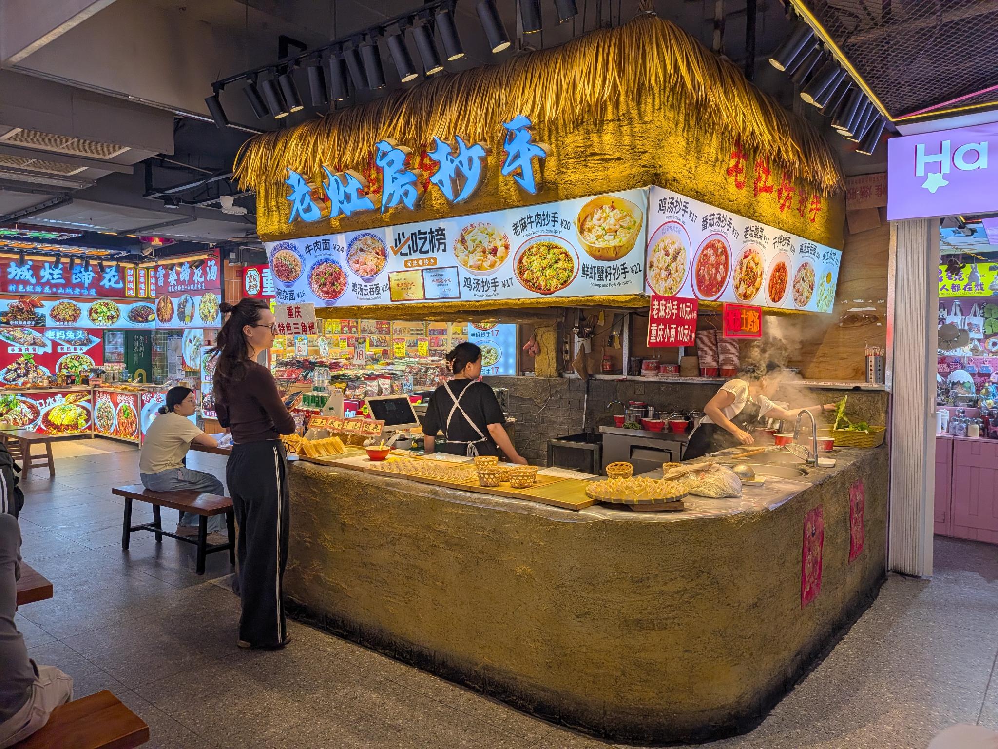 Un stand de wontons, avec sa carte en photos
