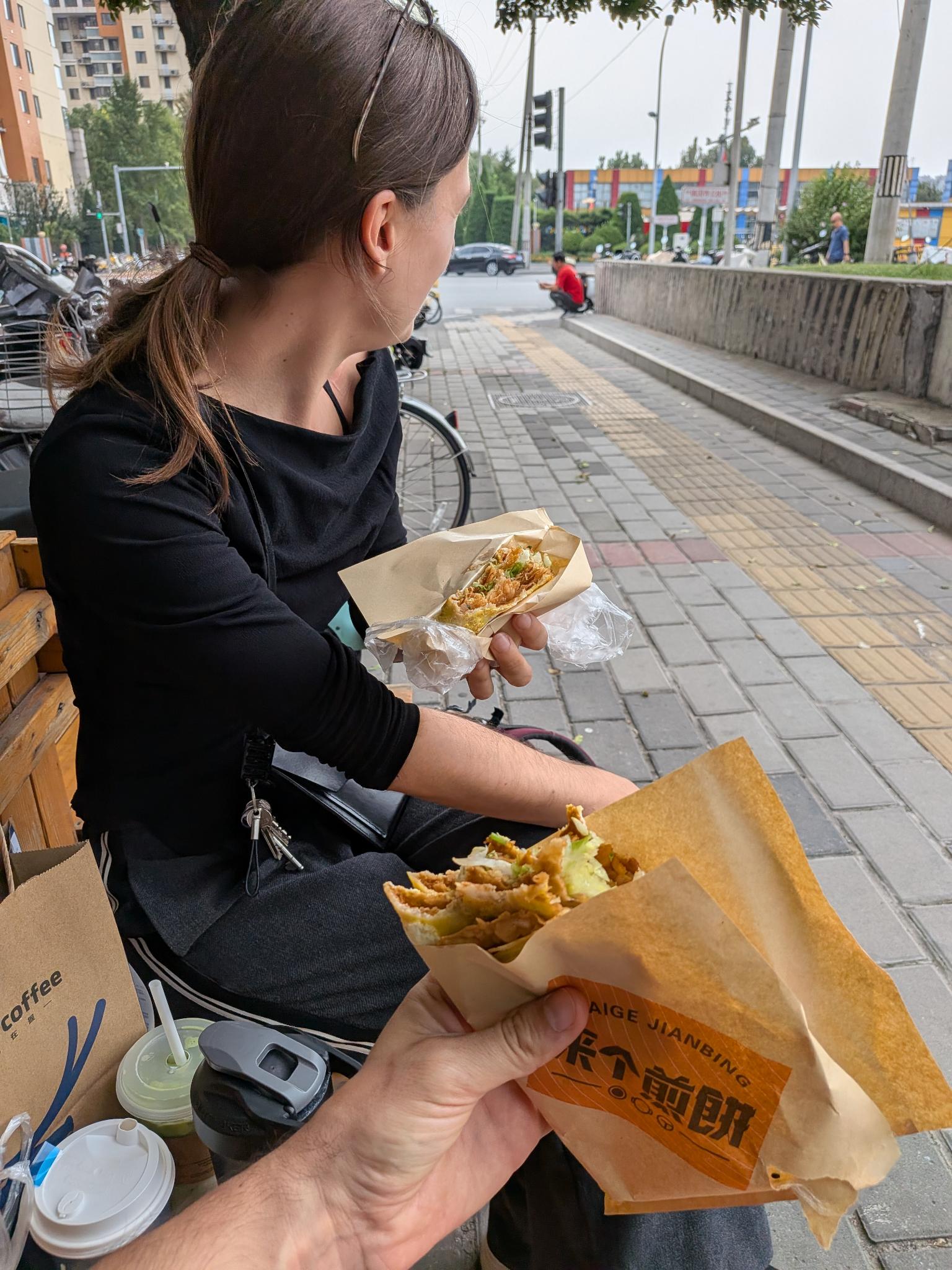 La crêpe garnie, en pause sur le trottoir