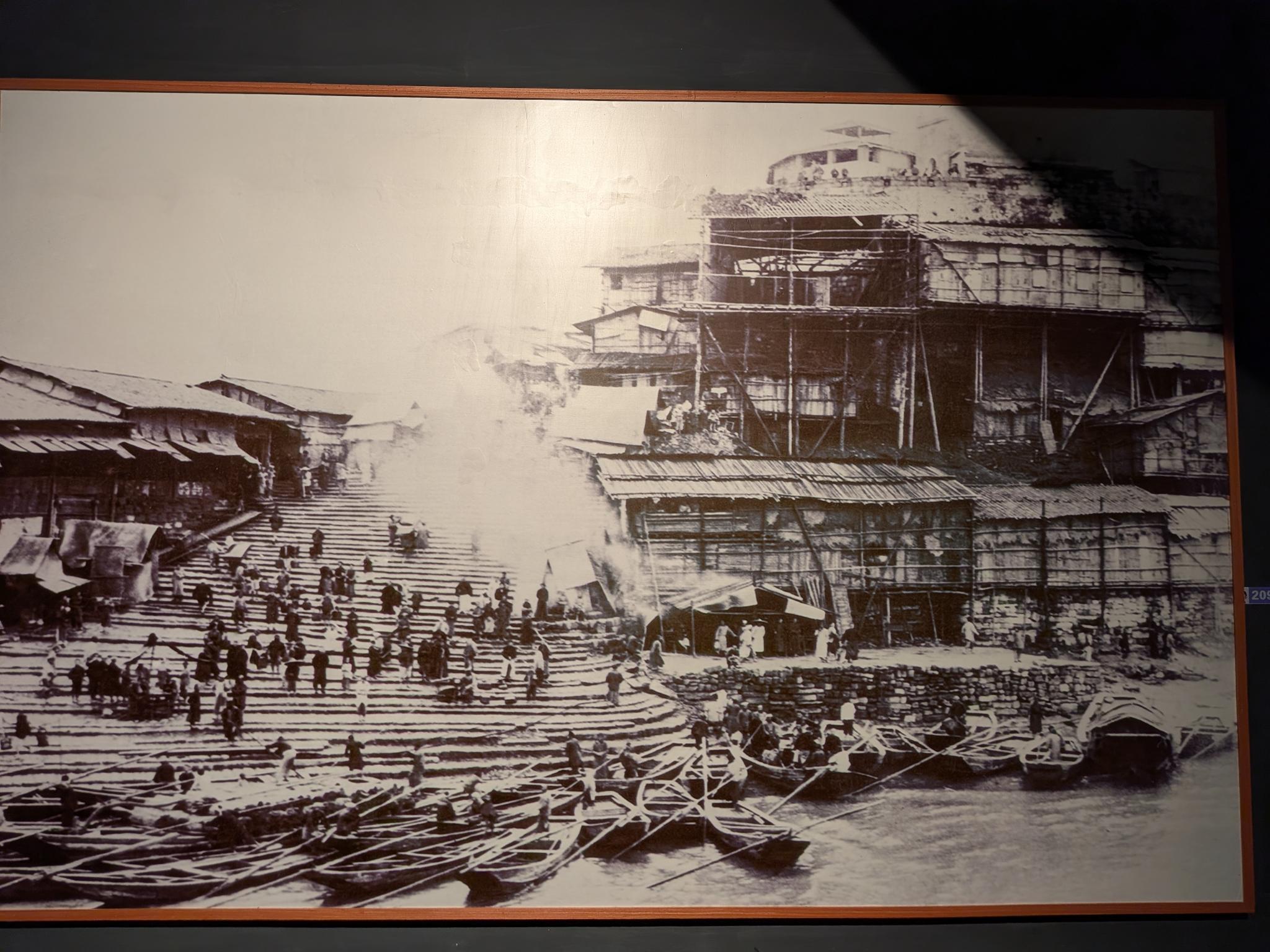 Une vieille photo du fleuve et de ses quais encombrés