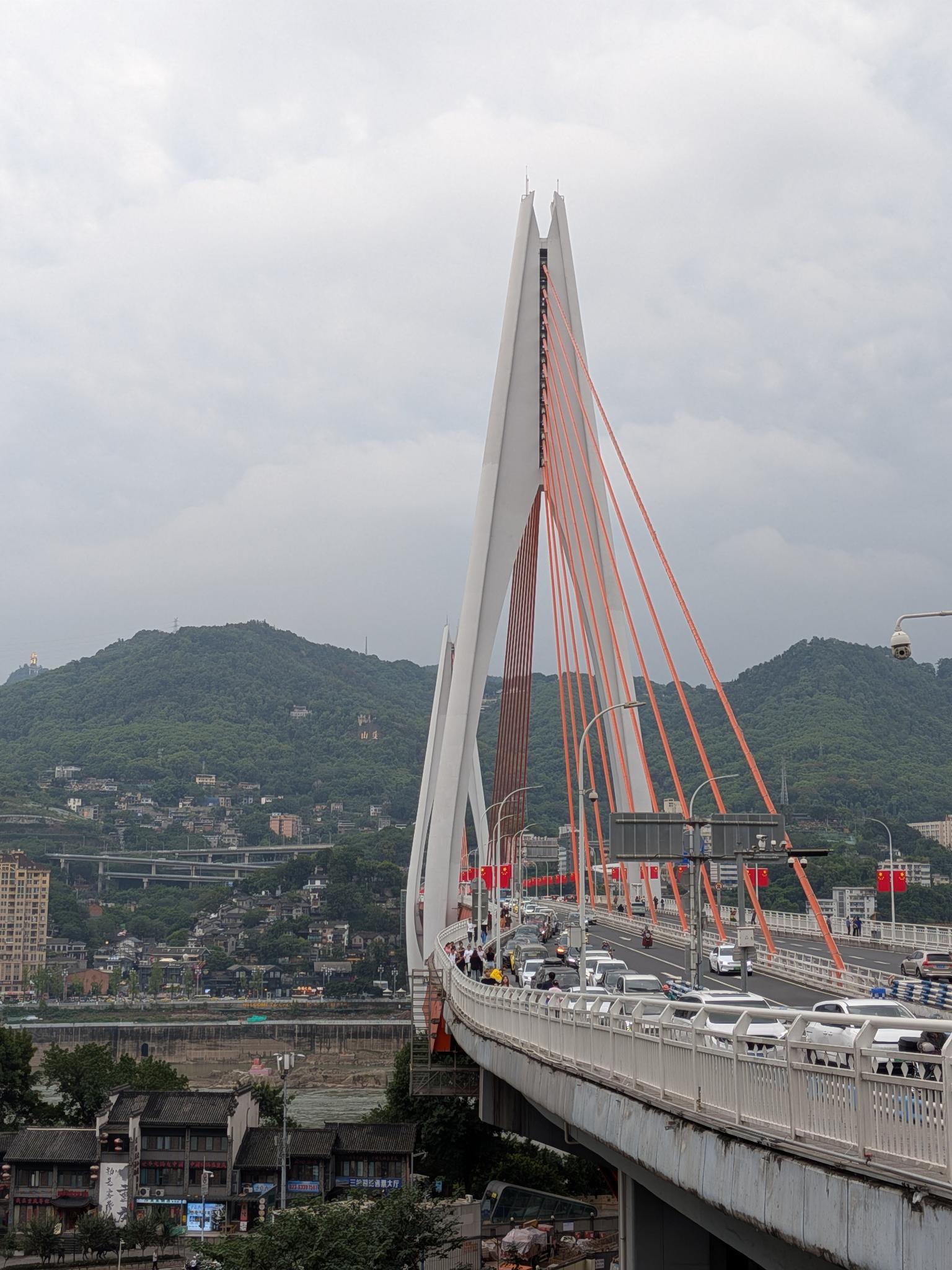 Le pont et les caractères 重庆 sur la colline