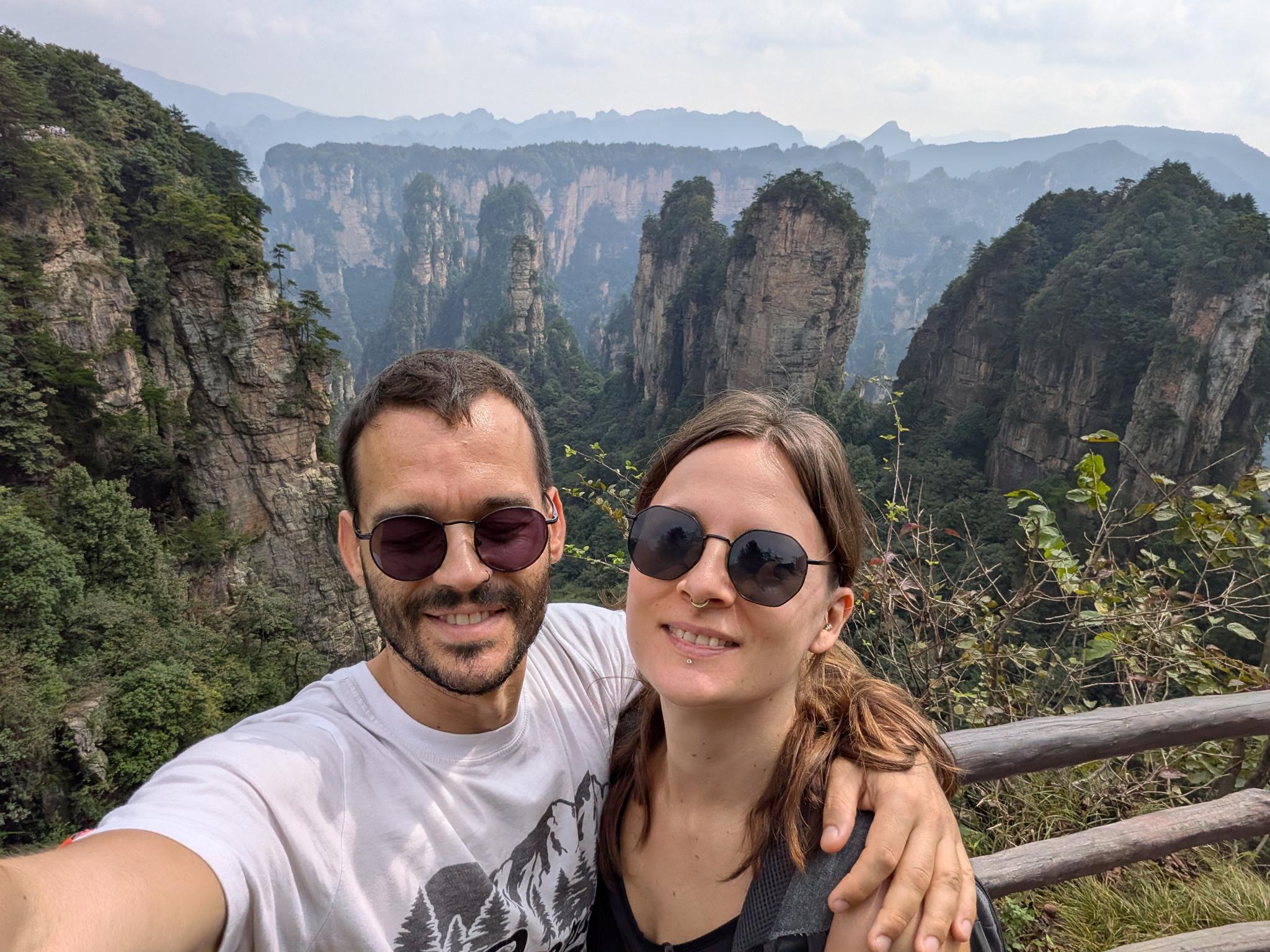 Notre selfie au belvédère, les piliers en arrière-plan