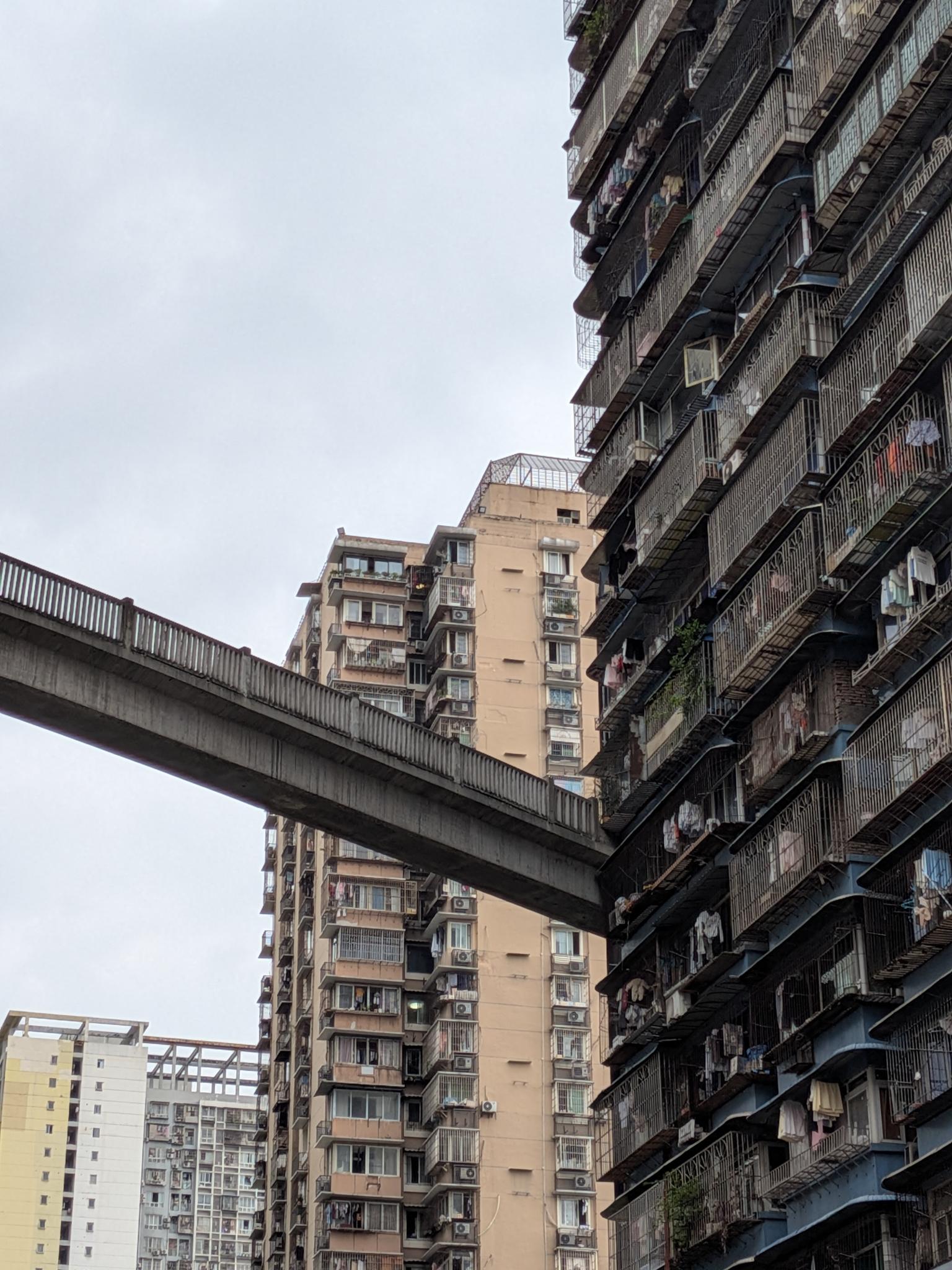 Une passerelle piétonne entre les tours