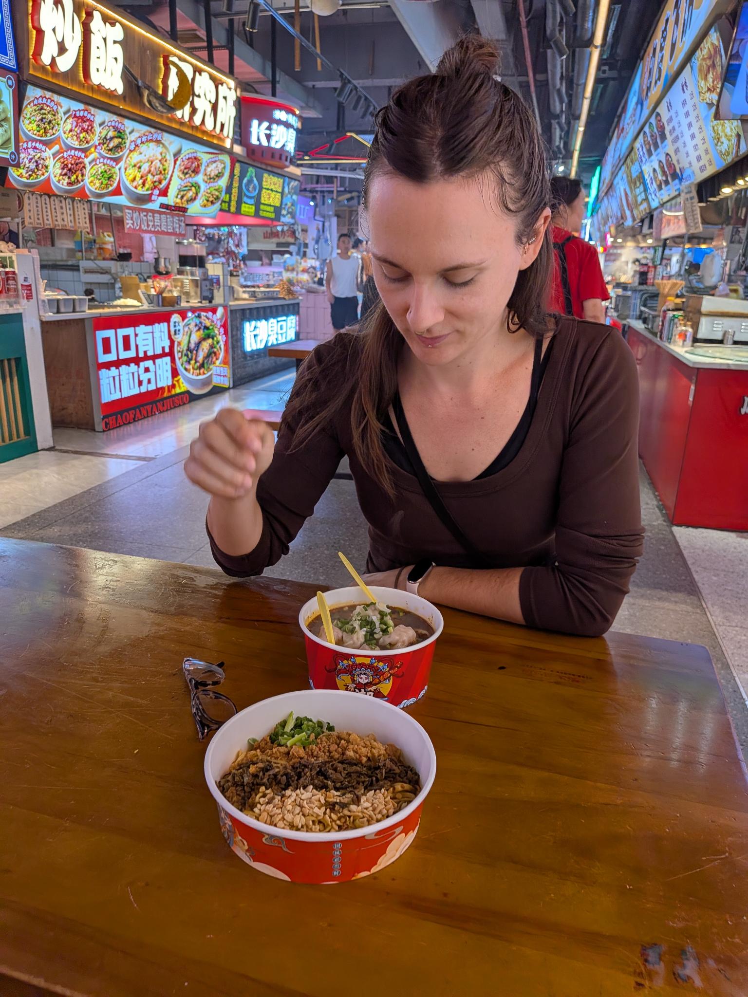 Notre table : les wontons dans la soupe et les pâtes sautées