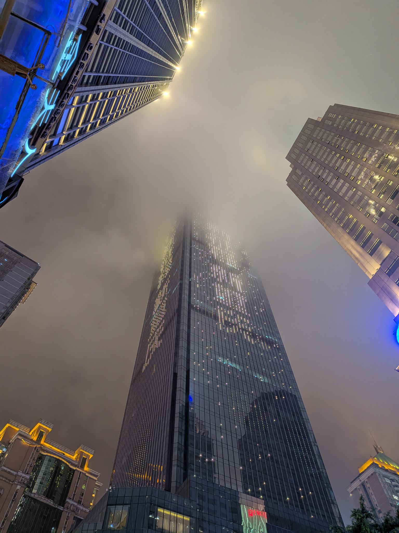 Les tours qui s'enfoncent dans le brouillard, le soir