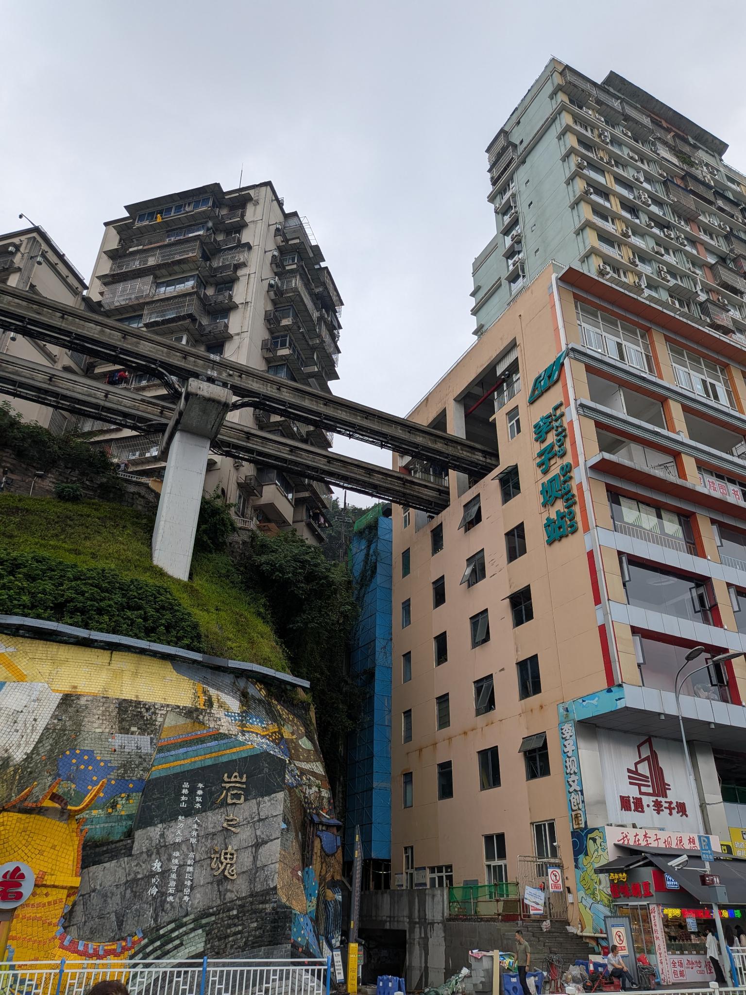 Le Liziba : le monorail qui traverse l'immeuble
