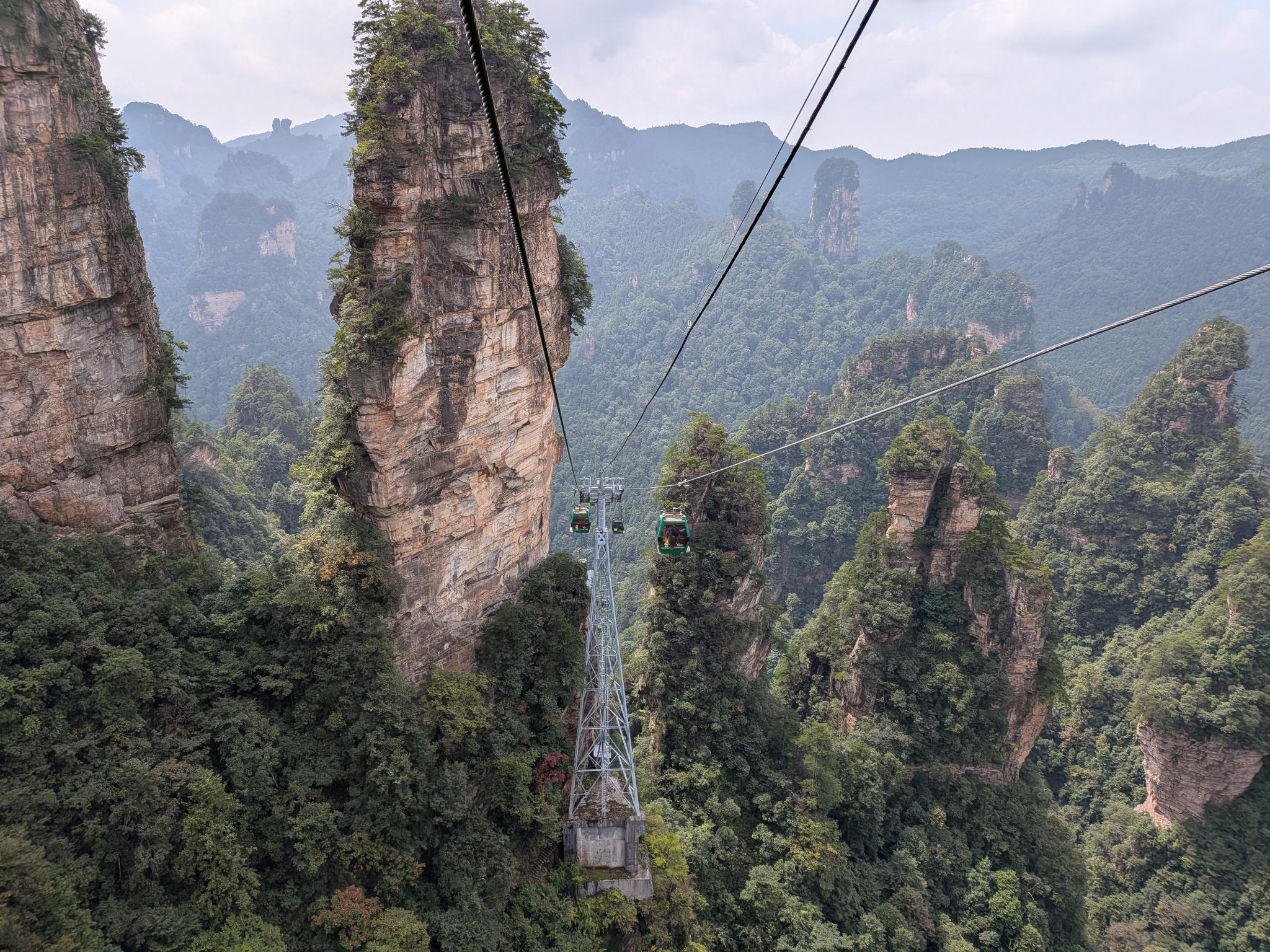 Les pylônes et les cabines du téléphérique au-dessus de la vallée