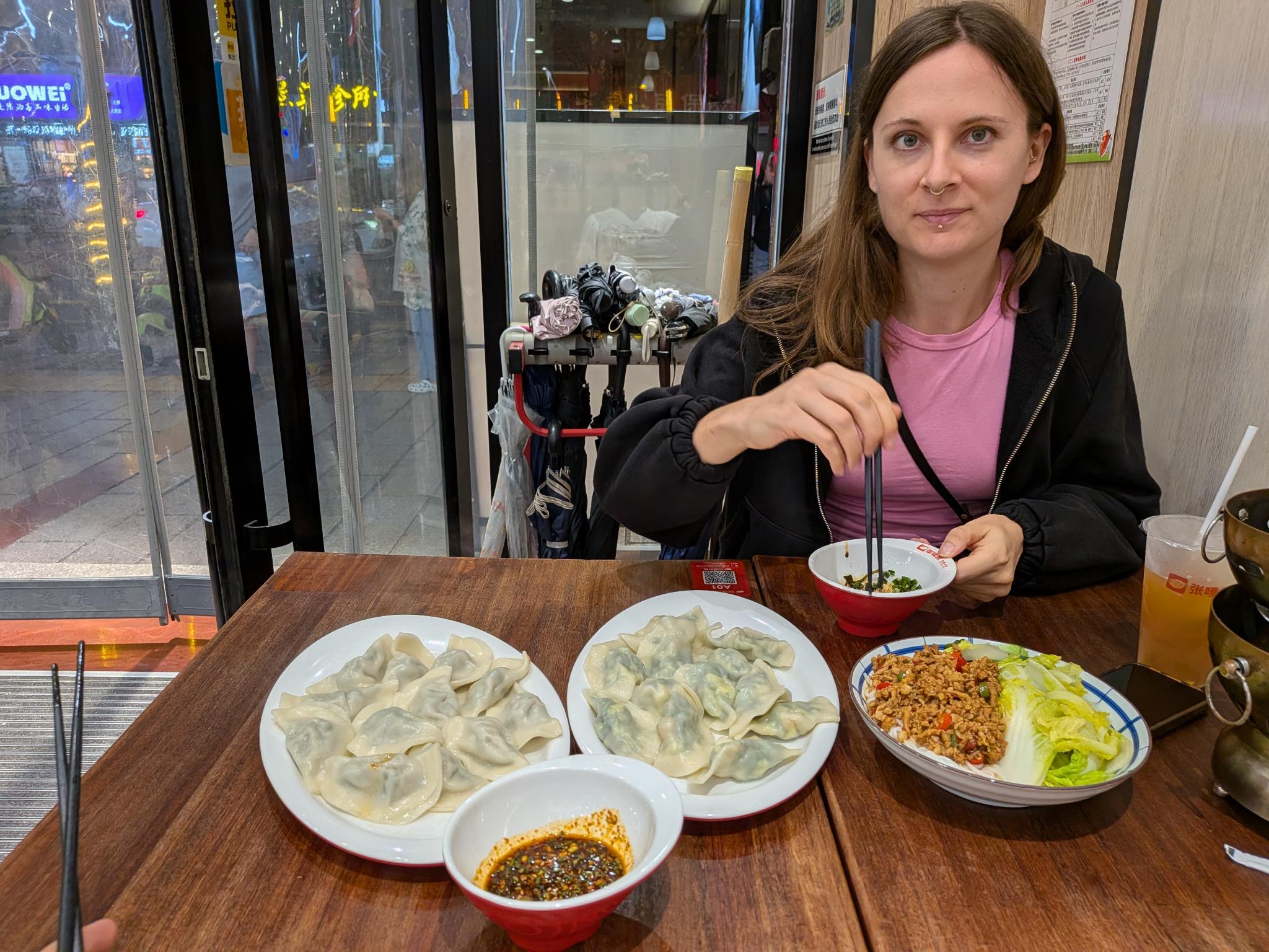 Notre table au Zhanggagai : les raviolis et la sauce pimentée