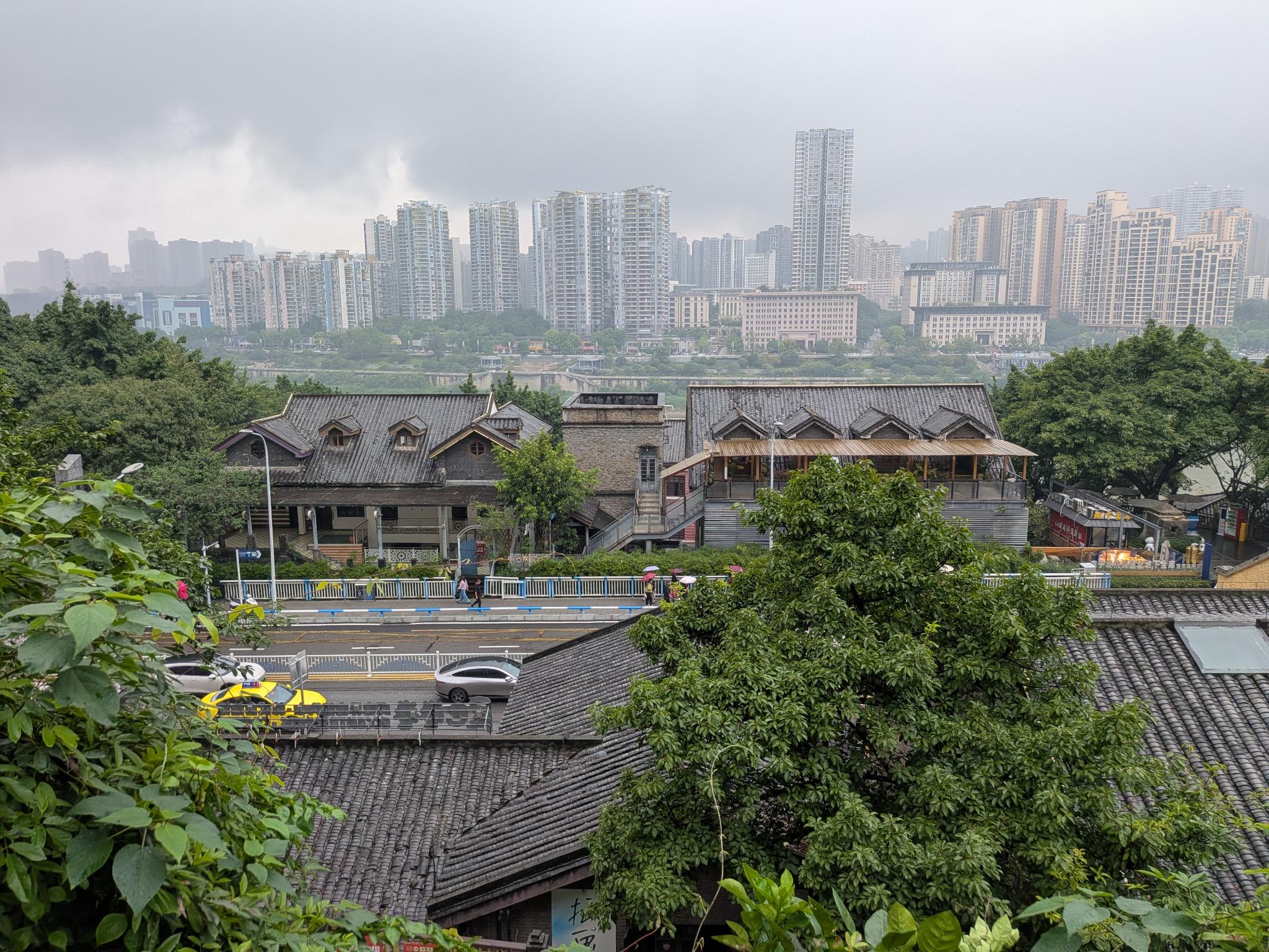 Les vieilles maisons et les tours d'à-côté, sous la pluie