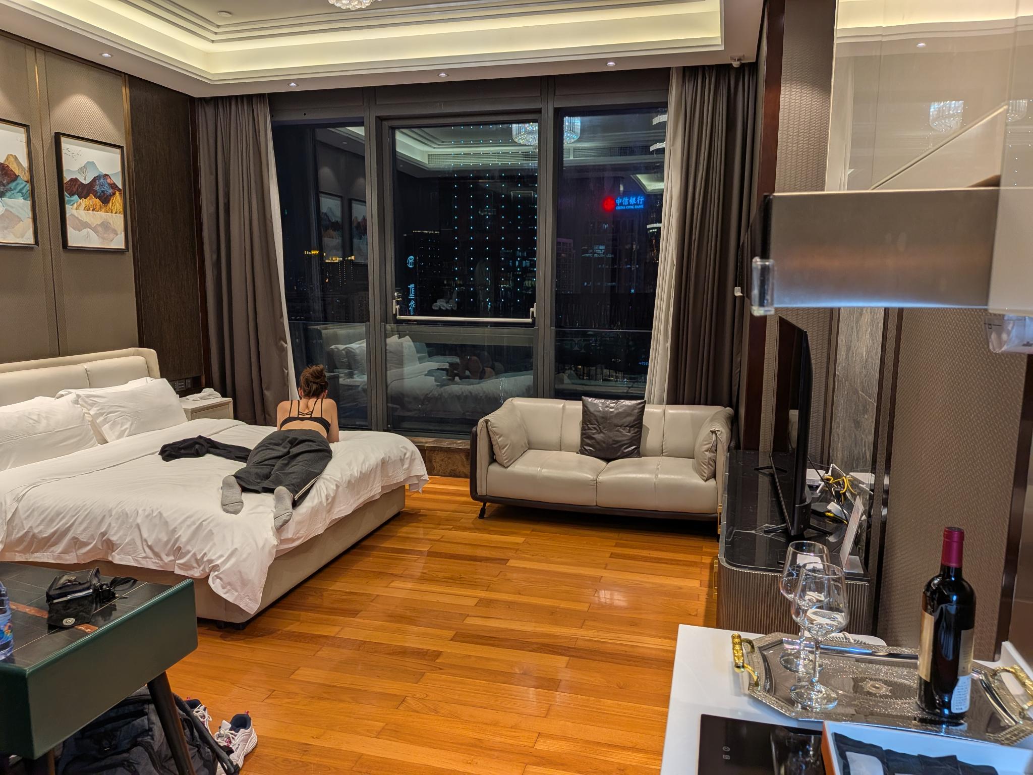 Notre chambre, avec la vue sur la ville