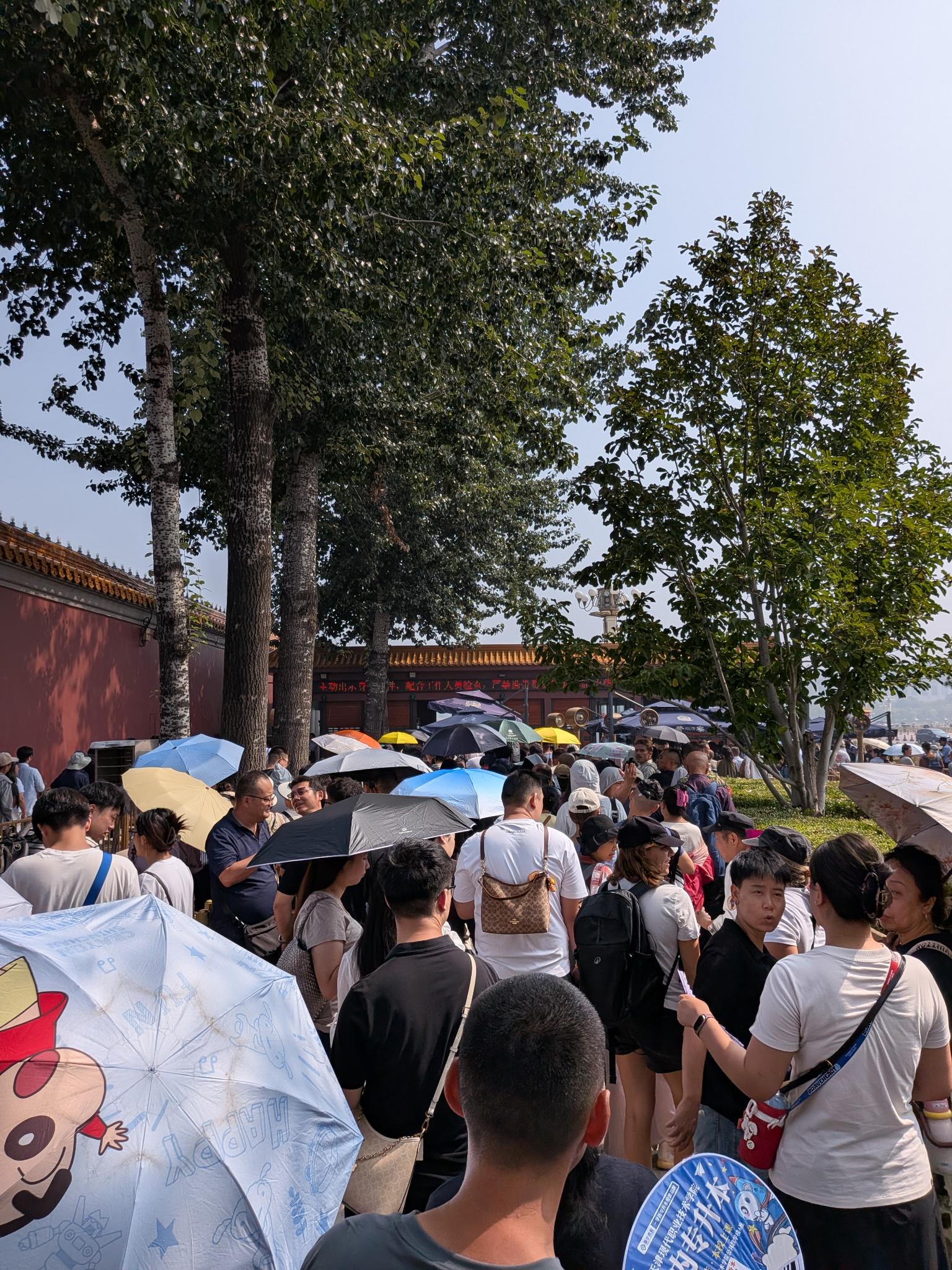 La foule avant d'entrer sur la place