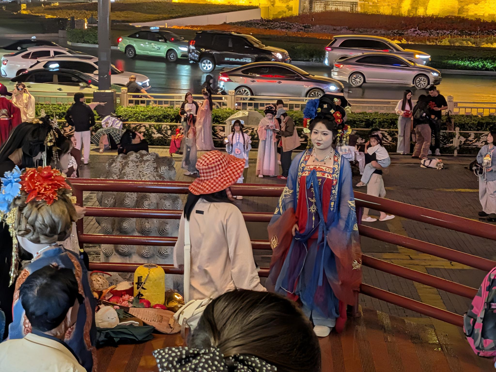 Foule en hanfu sur le pont, rambarde rouge, nuit et circulation en arrière-plan