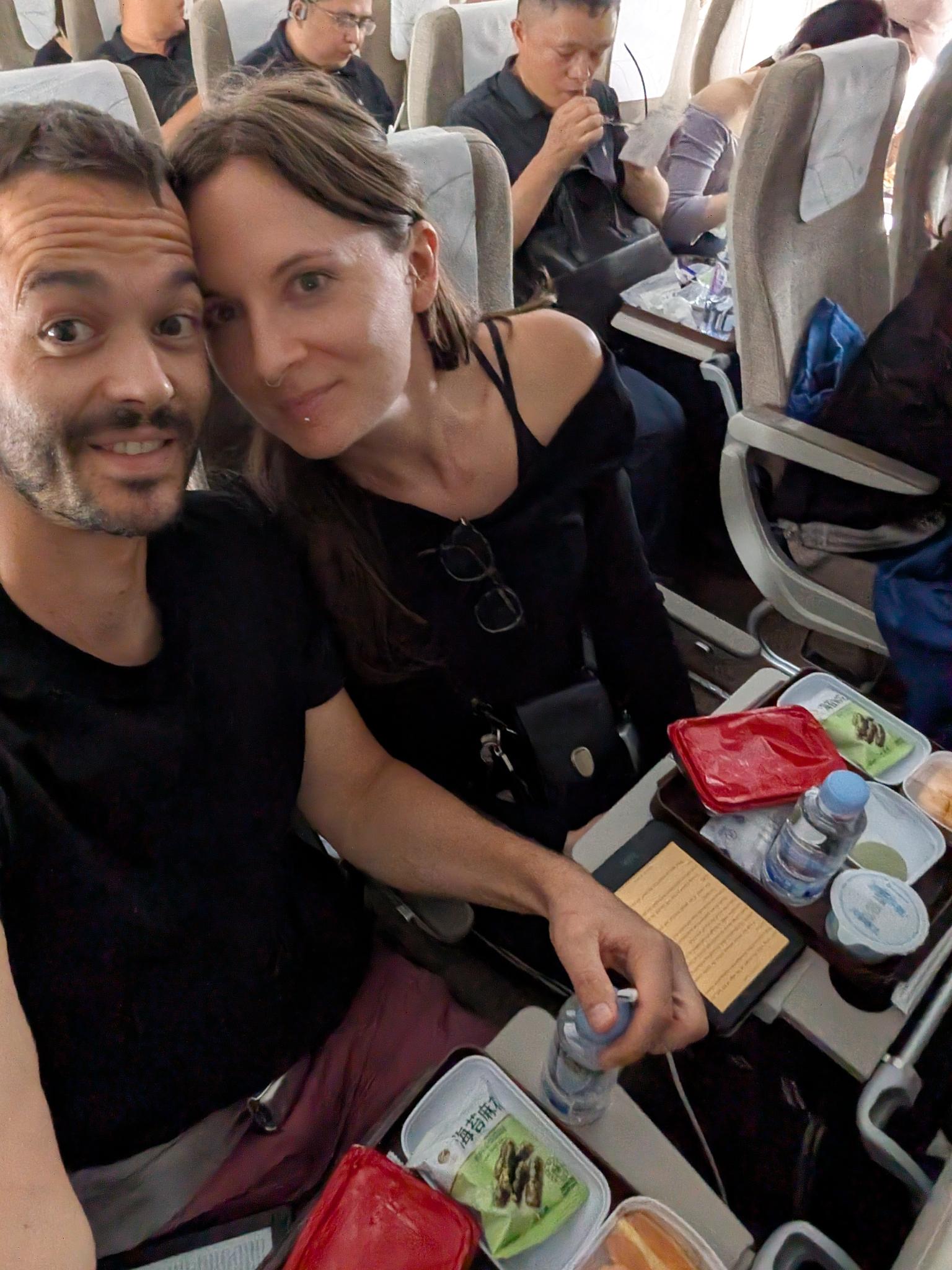 Le repas à bord, à deux dans l'avion