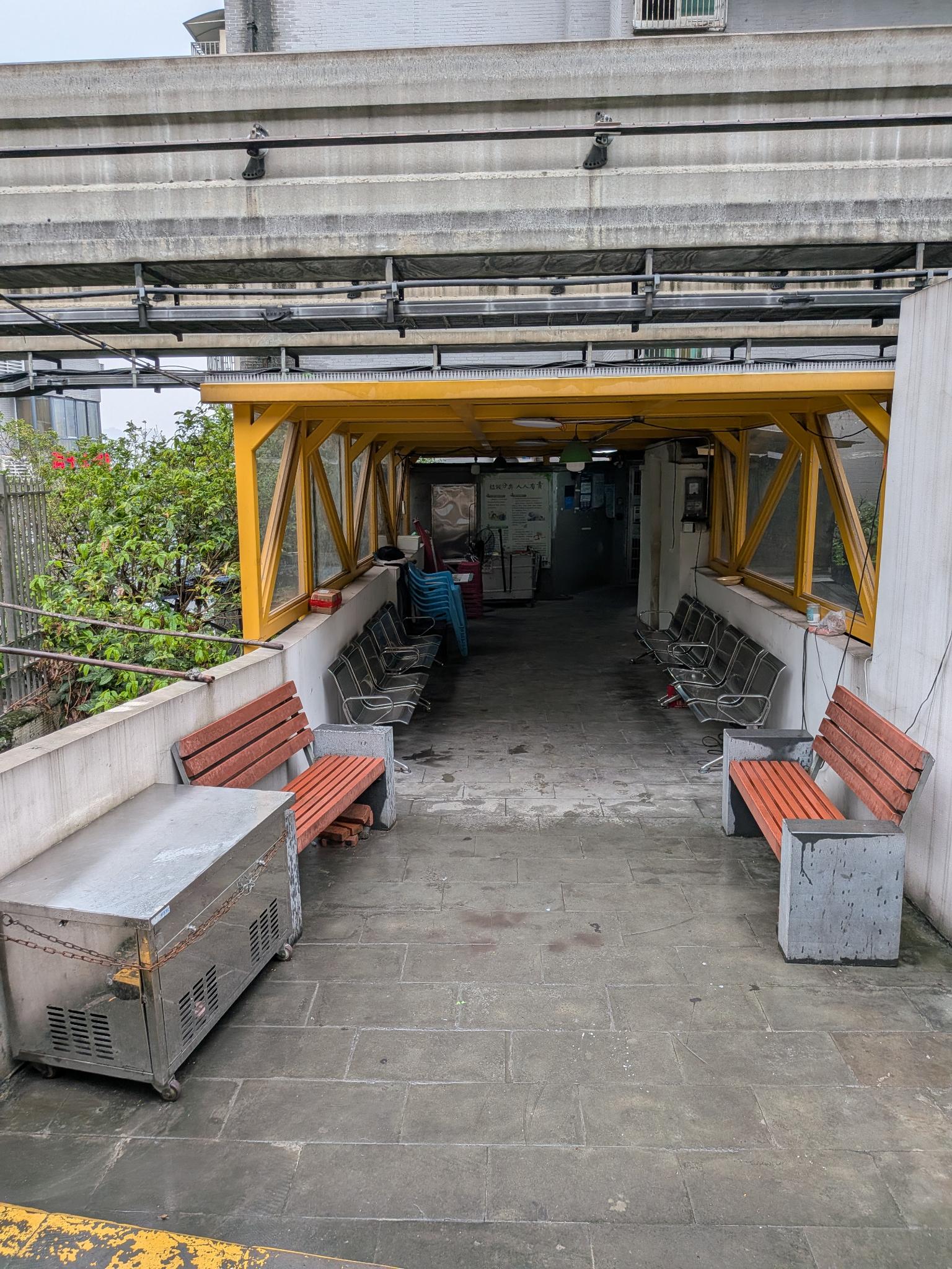 Un abri de transport en attente, sous l'ouvrage
