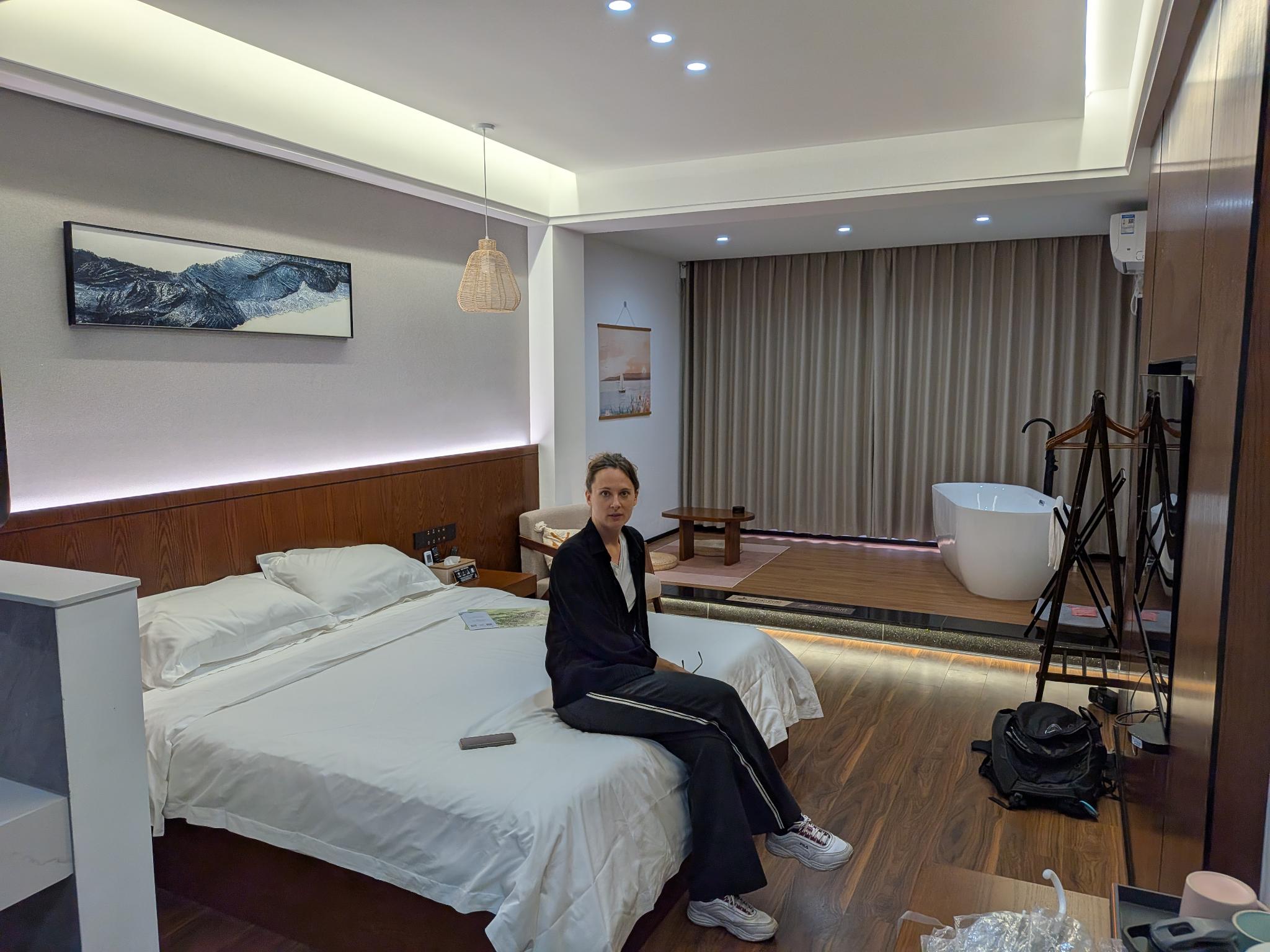 Notre chambre, avec sa baignoire sur le palier